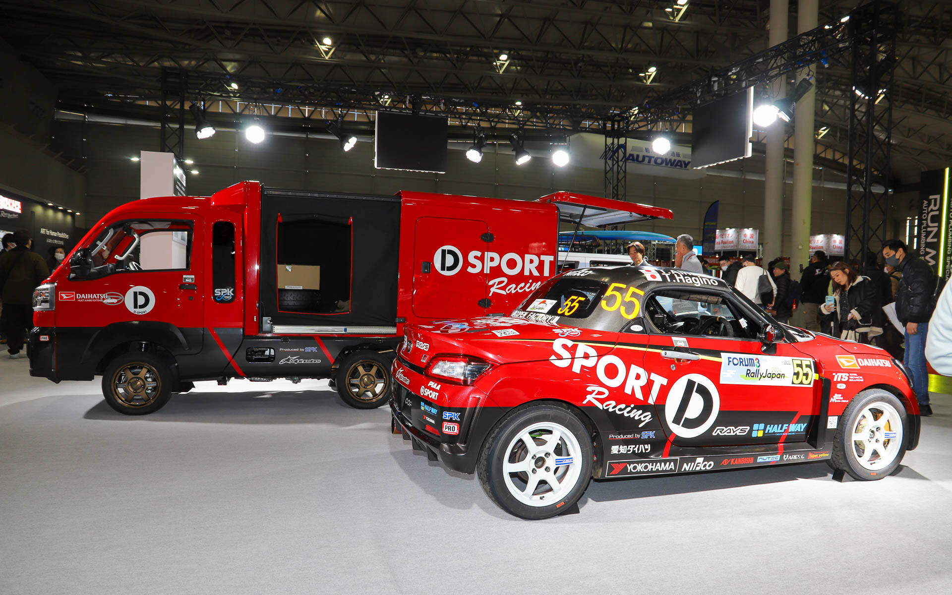 ラリージャパンに参戦した「コペン GR SPORT モータースポーツ参戦車」（手前）と、そのサポートカーとして活躍した「ハイゼット トラック ジャンボ EXTEND2」（奥）