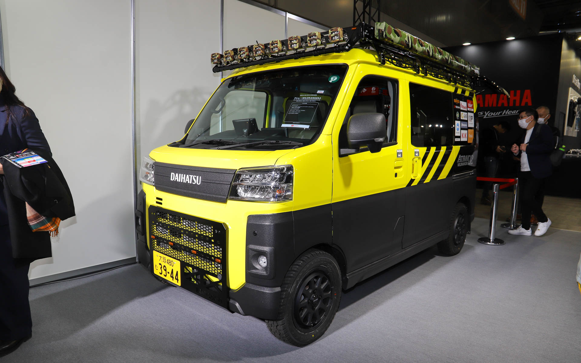 さまざまな防災グッズを収納するとともに、拠点を素早く簡単に作れるサイドタープを装備。実際に利用することで課題を発見し、ダイハツと協力しながら常にブラッシュアップを行なっているという