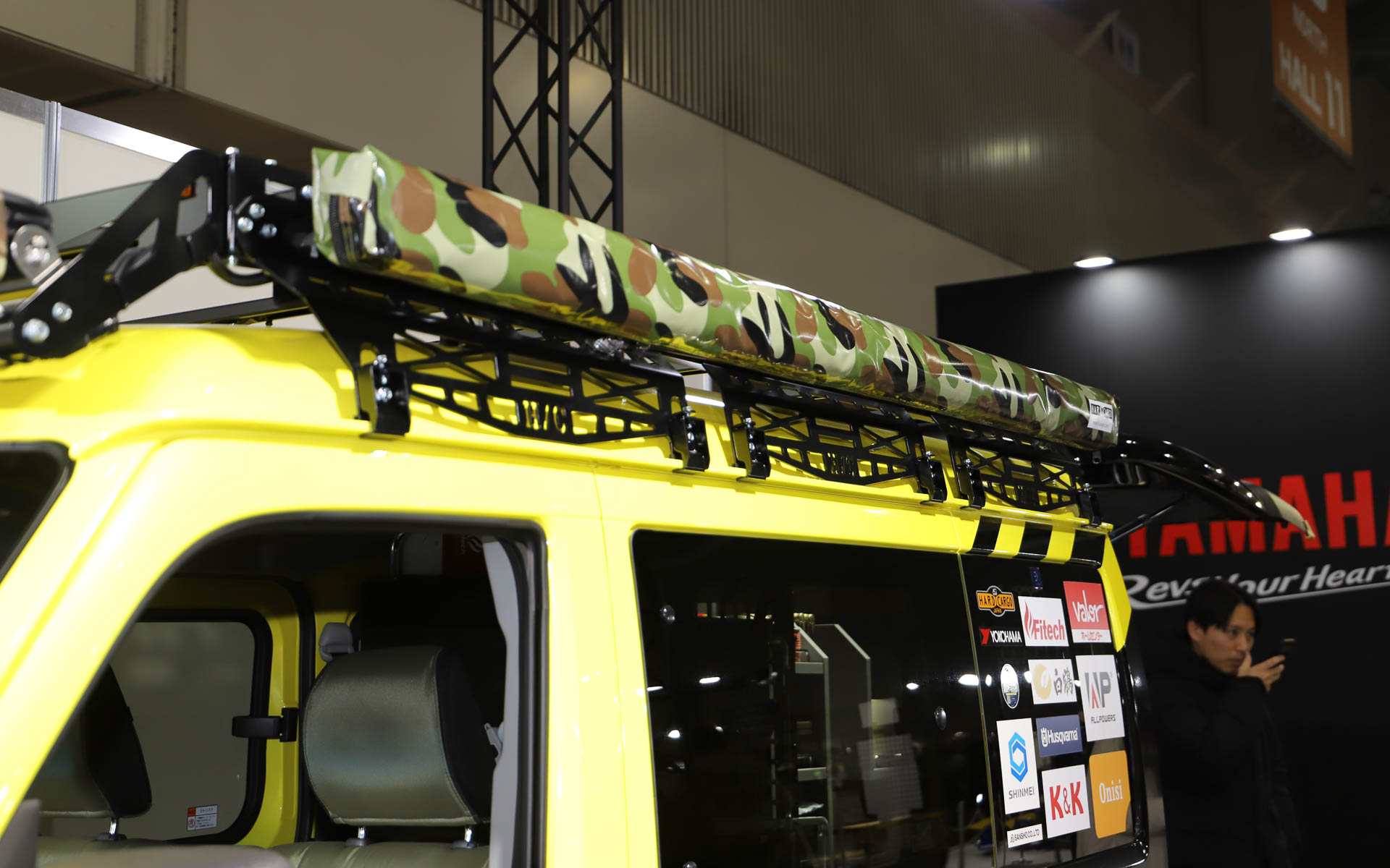 さまざまな防災グッズを収納するとともに、拠点を素早く簡単に作れるサイドタープを装備。実際に利用することで課題を発見し、ダイハツと協力しながら常にブラッシュアップを行なっているという