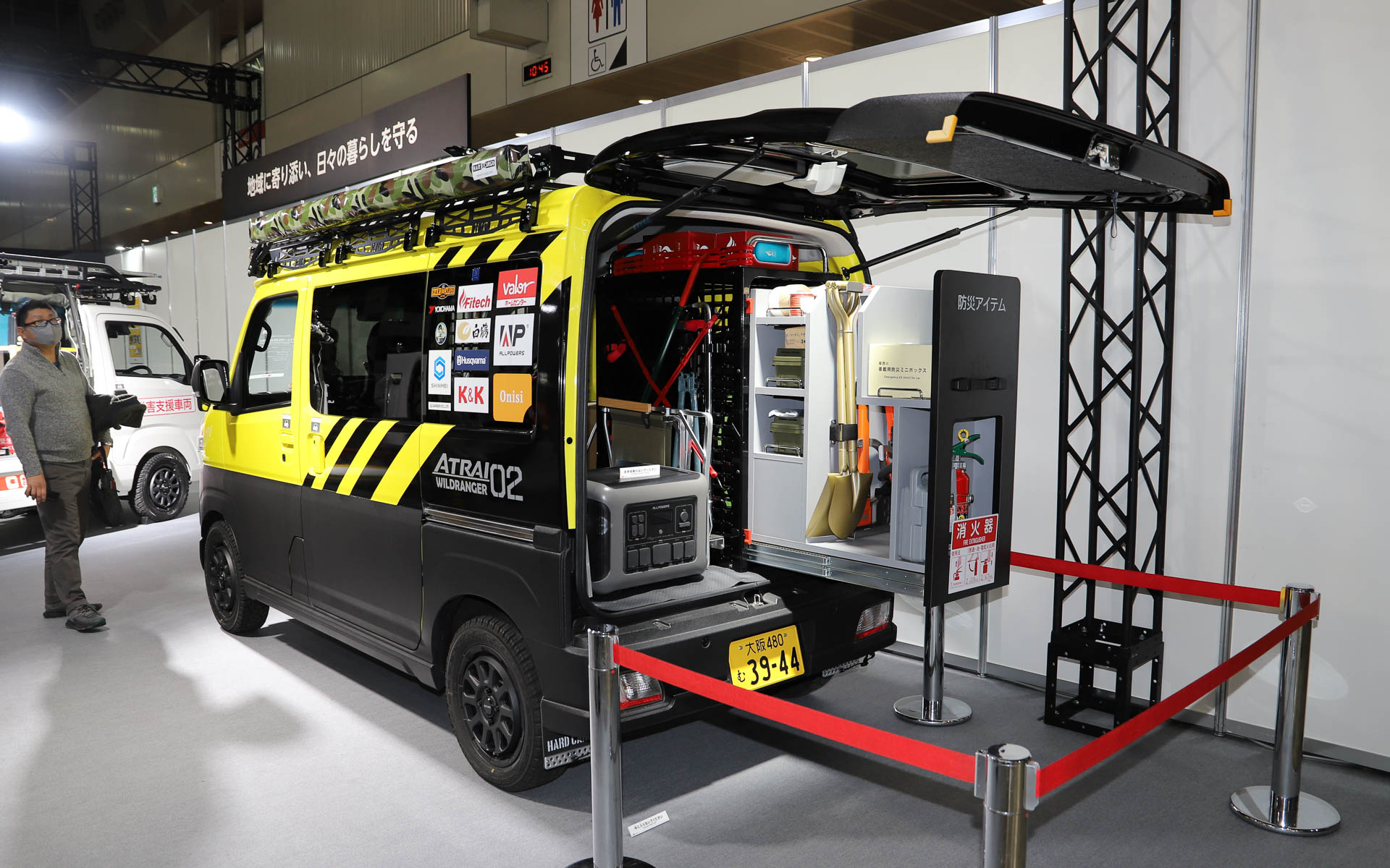 さまざまな防災グッズを収納するとともに、拠点を素早く簡単に作れるサイドタープを装備。実際に利用することで課題を発見し、ダイハツと協力しながら常にブラッシュアップを行なっているという