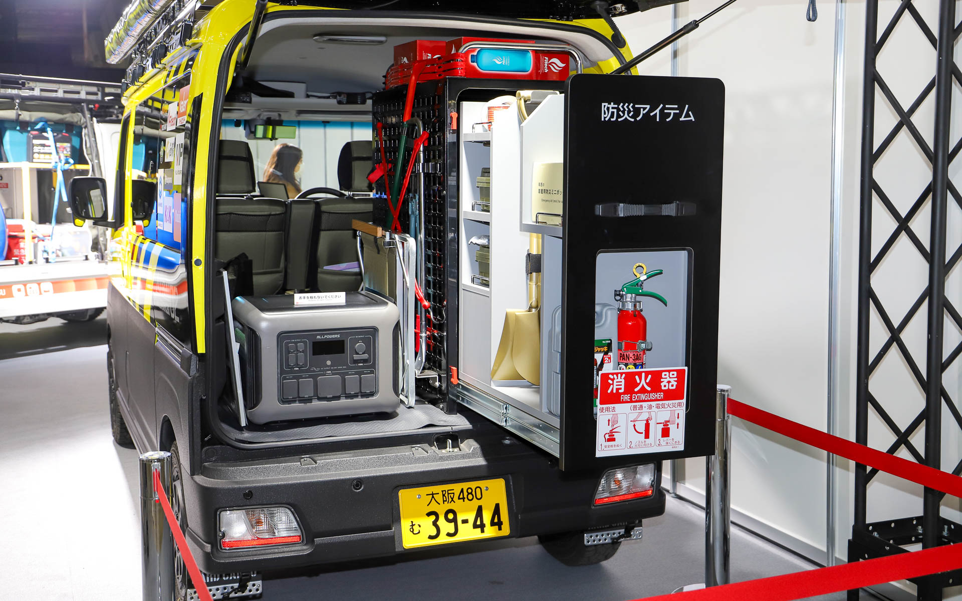 さまざまな防災グッズを収納するとともに、拠点を素早く簡単に作れるサイドタープを装備。実際に利用することで課題を発見し、ダイハツと協力しながら常にブラッシュアップを行なっているという