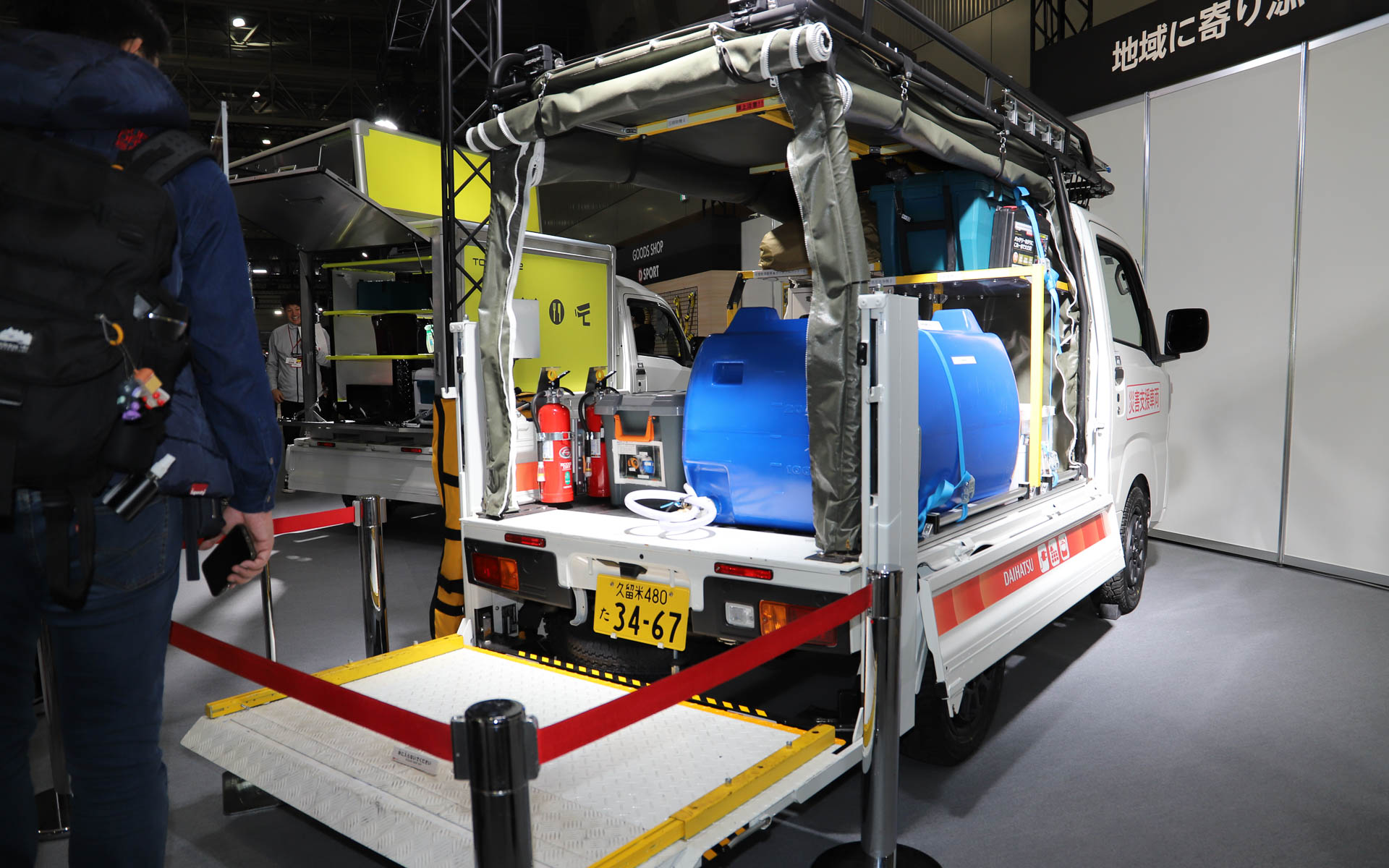 アトレー WILDRANGER2は実際に九州北部地域で現場復旧活動を支援。大きな荷物が載せ下ろしできるように垂直テールリフトをカスタムしているほか、さまざまな用途の復旧機材、更衣室にもなるテントを装備している