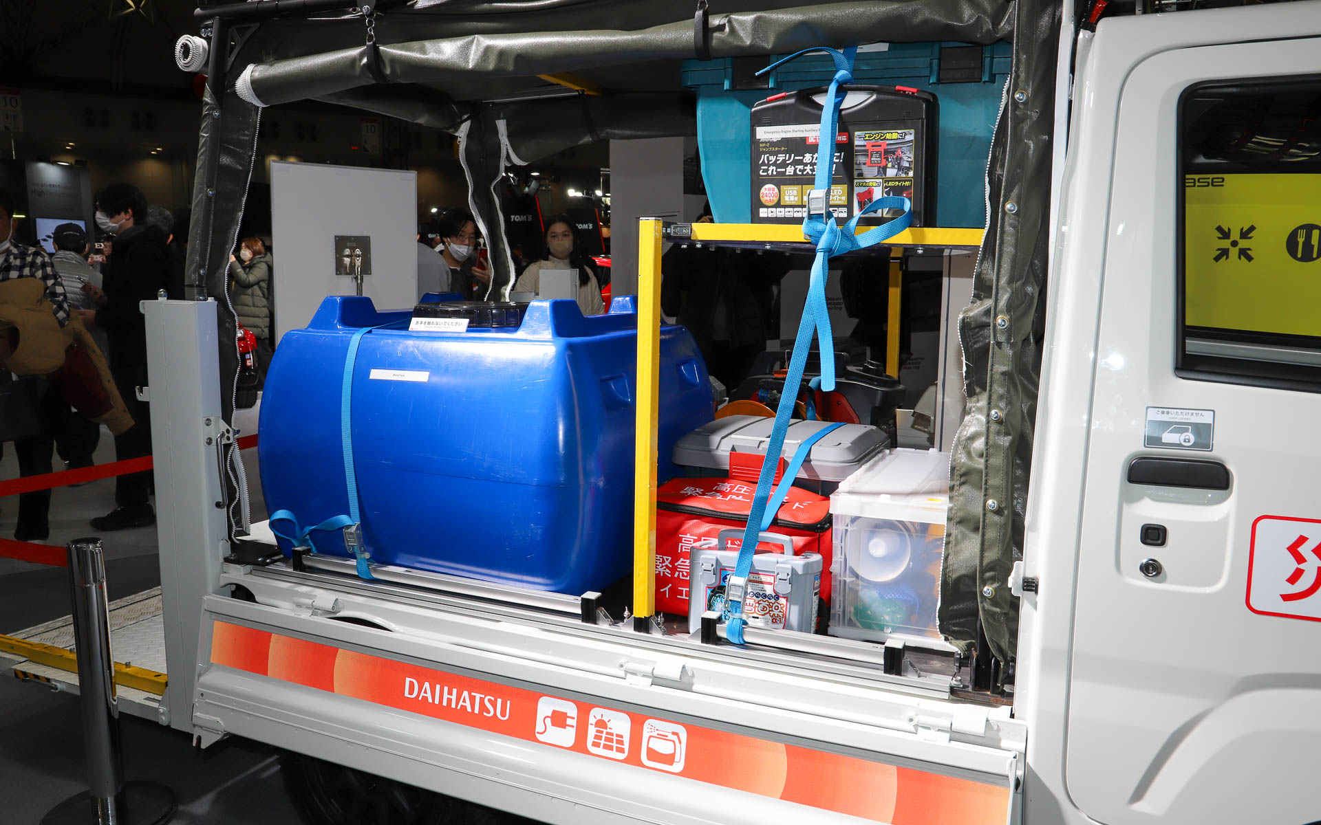 アトレー WILDRANGER2は実際に九州北部地域で現場復旧活動を支援。大きな荷物が載せ下ろしできるように垂直テールリフトをカスタムしているほか、さまざまな用途の復旧機材、更衣室にもなるテントを装備している