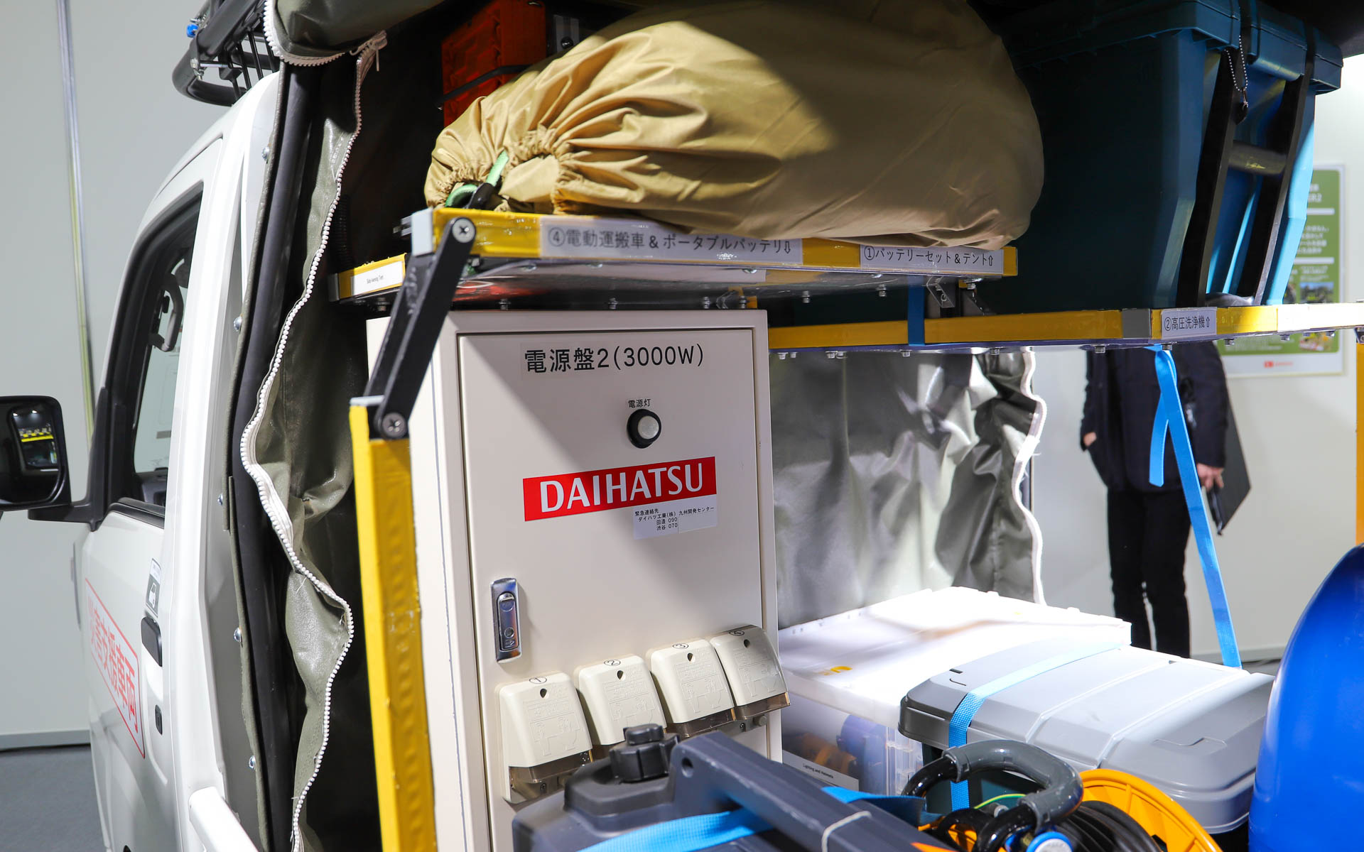 アトレー WILDRANGER2は実際に九州北部地域で現場復旧活動を支援。大きな荷物が載せ下ろしできるように垂直テールリフトをカスタムしているほか、さまざまな用途の復旧機材、更衣室にもなるテントを装備している