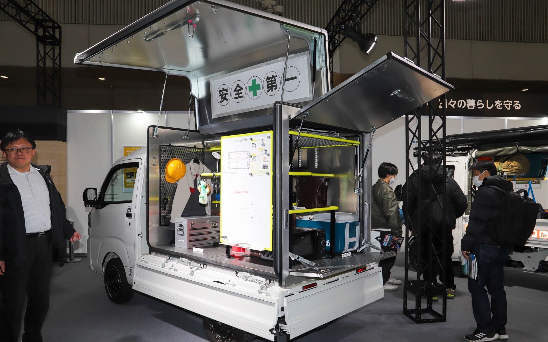 工事現場の作業環境改善を目的とし、移動拠点の機能を装備した「Nibako」を軽トラックの荷台に載せた「ハイゼット トラック ツールベース」。整理整頓ができる多機能な収納を備えるほか、現場で快適に休憩できるようなテントや事務所が設置できない場所でもミーティングスペースが確保できるようなホワイトボードなどもNibakoに詰め込まれている。実際に有償で貸し出しも開始しているとのこと