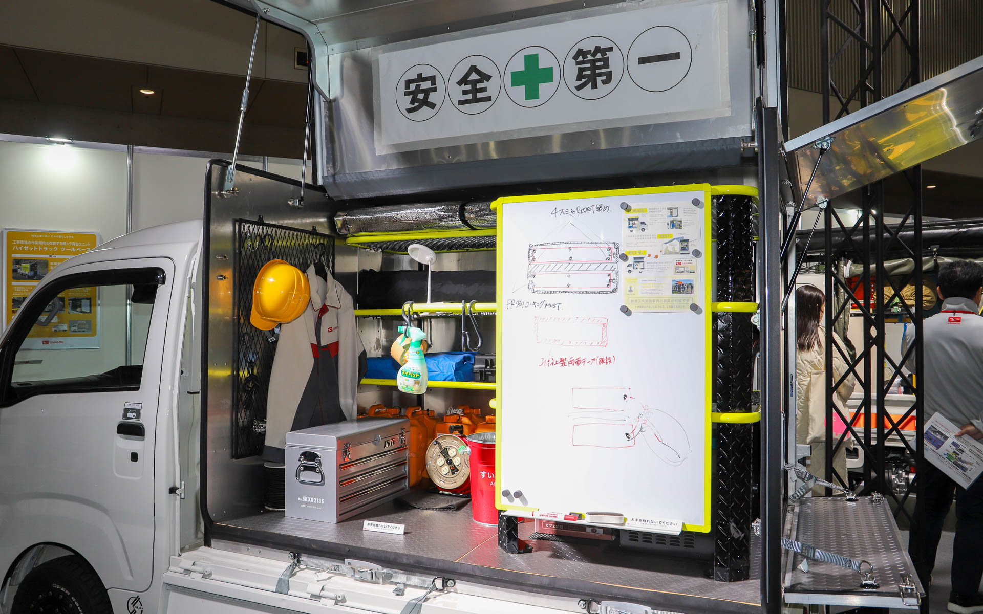工事現場の作業環境改善を目的とし、移動拠点の機能を装備した「Nibako」を軽トラックの荷台に載せた「ハイゼット トラック ツールベース」。整理整頓ができる多機能な収納を備えるほか、現場で快適に休憩できるようなテントや事務所が設置できない場所でもミーティングスペースが確保できるようなホワイトボードなどもNibakoに詰め込まれている。実際に有償で貸し出しも開始しているとのこと
