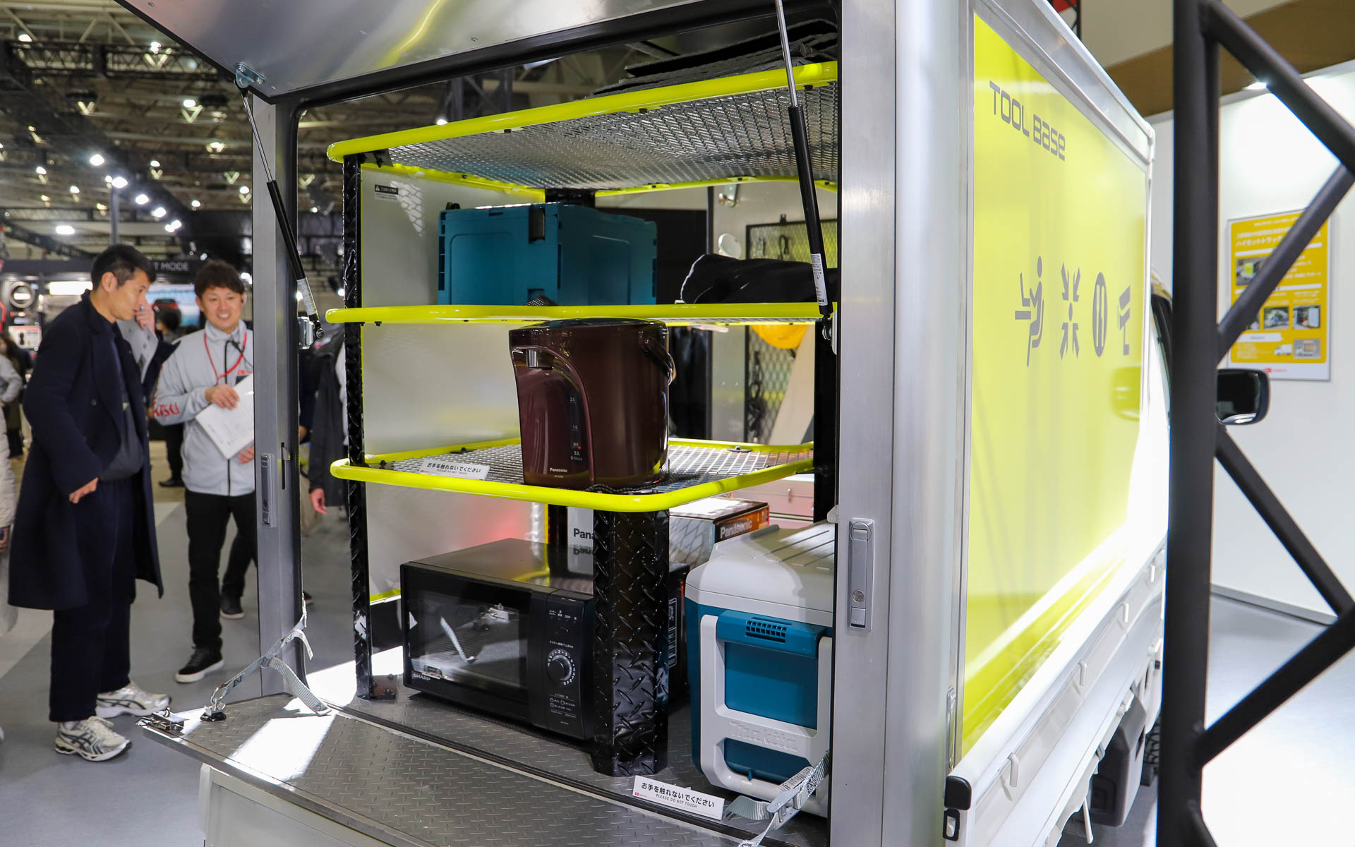 工事現場の作業環境改善を目的とし、移動拠点の機能を装備した「Nibako」を軽トラックの荷台に載せた「ハイゼット トラック ツールベース」。整理整頓ができる多機能な収納を備えるほか、現場で快適に休憩できるようなテントや事務所が設置できない場所でもミーティングスペースが確保できるようなホワイトボードなどもNibakoに詰め込まれている。実際に有償で貸し出しも開始しているとのこと