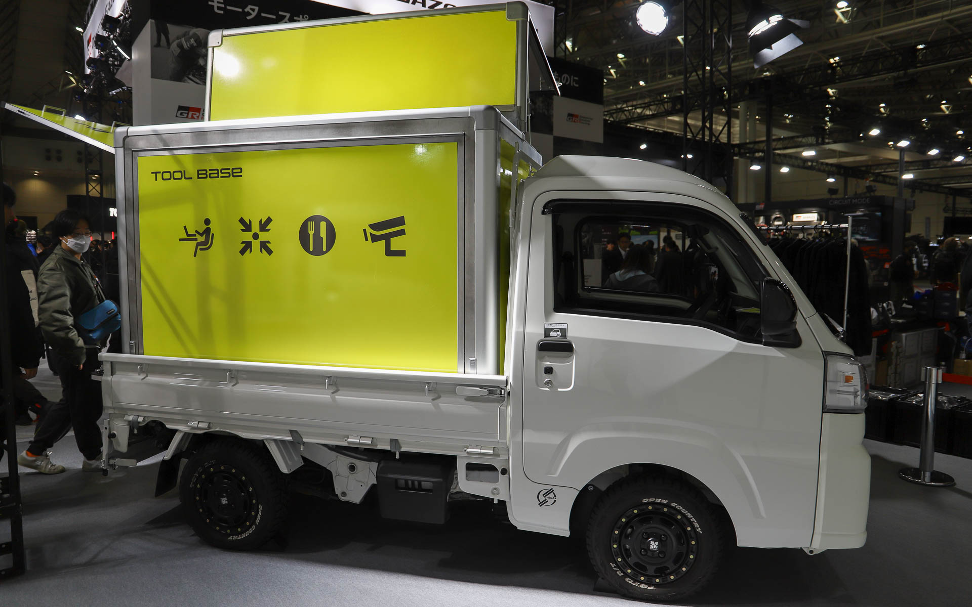 工事現場の作業環境改善を目的とし、移動拠点の機能を装備した「Nibako」を軽トラックの荷台に載せた「ハイゼット トラック ツールベース」。整理整頓ができる多機能な収納を備えるほか、現場で快適に休憩できるようなテントや事務所が設置できない場所でもミーティングスペースが確保できるようなホワイトボードなどもNibakoに詰め込まれている。実際に有償で貸し出しも開始しているとのこと