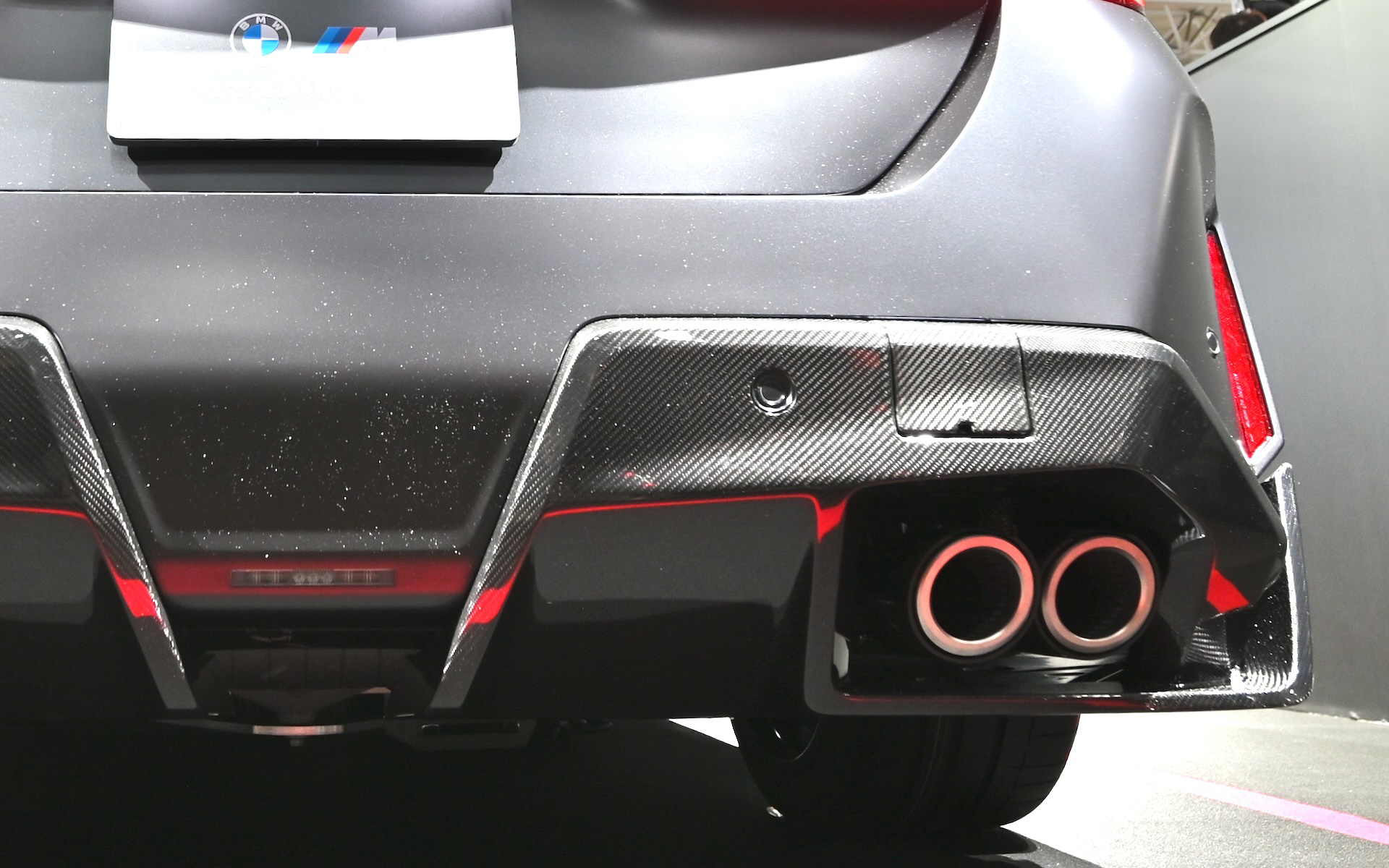 お披露目されたM5のMパフォーマンスパーツ装着モデル。ボディカラーはフローズンディープグレー