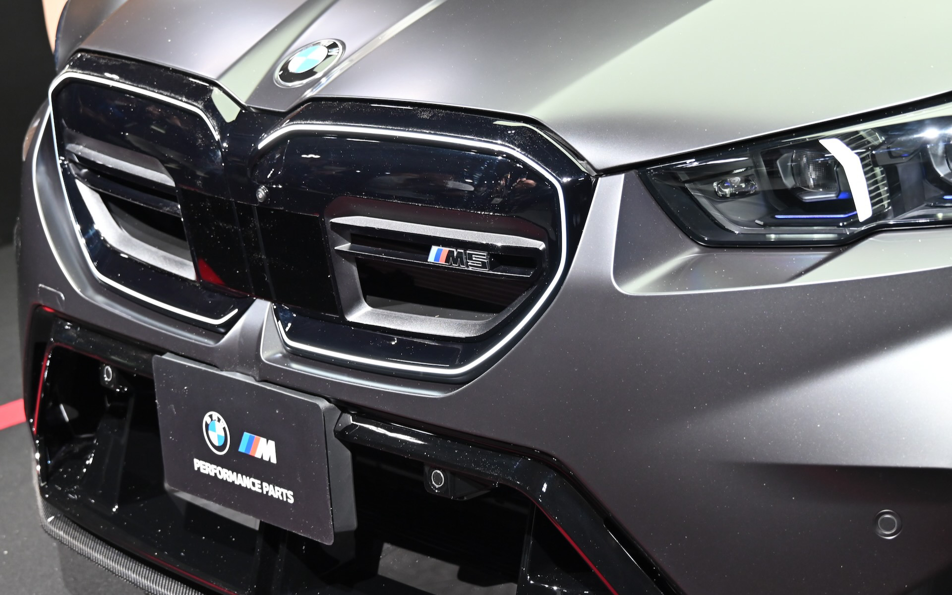 お披露目されたM5のMパフォーマンスパーツ装着モデル。ボディカラーはフローズンディープグレー