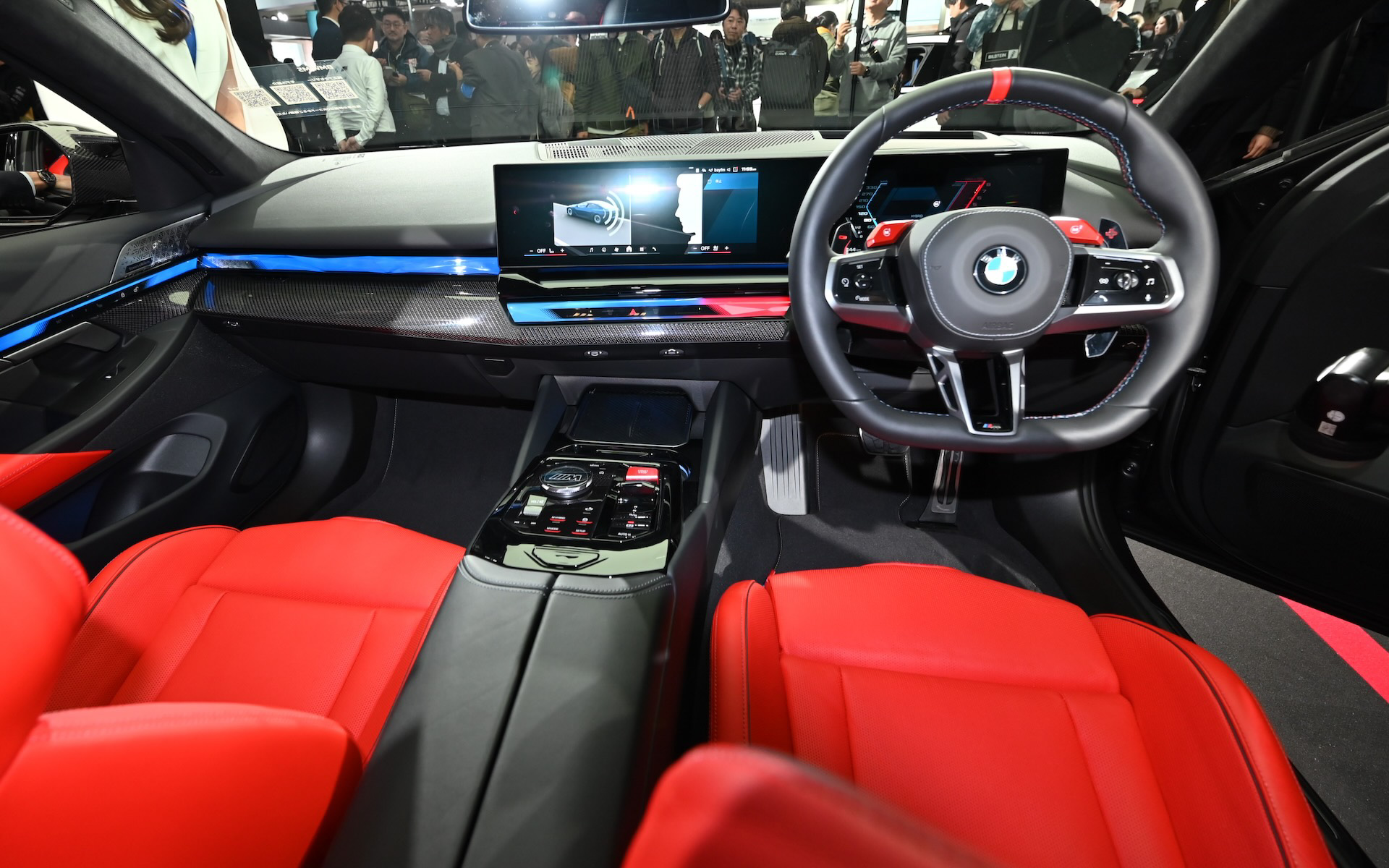 レザーメリノのシートは赤のバイカラーだ