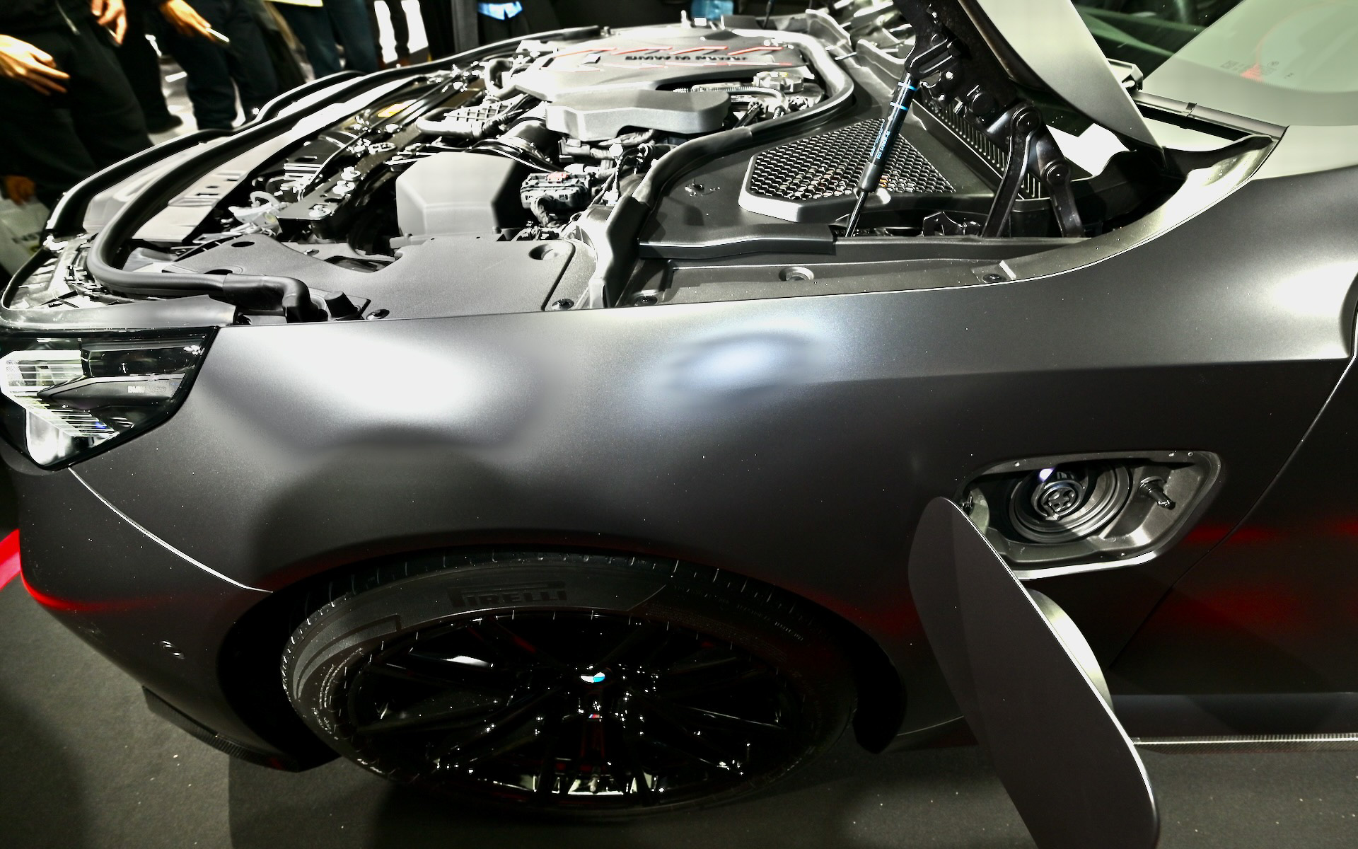 V8エンジンの脇にPHEVの充電口があるのは新鮮な印象