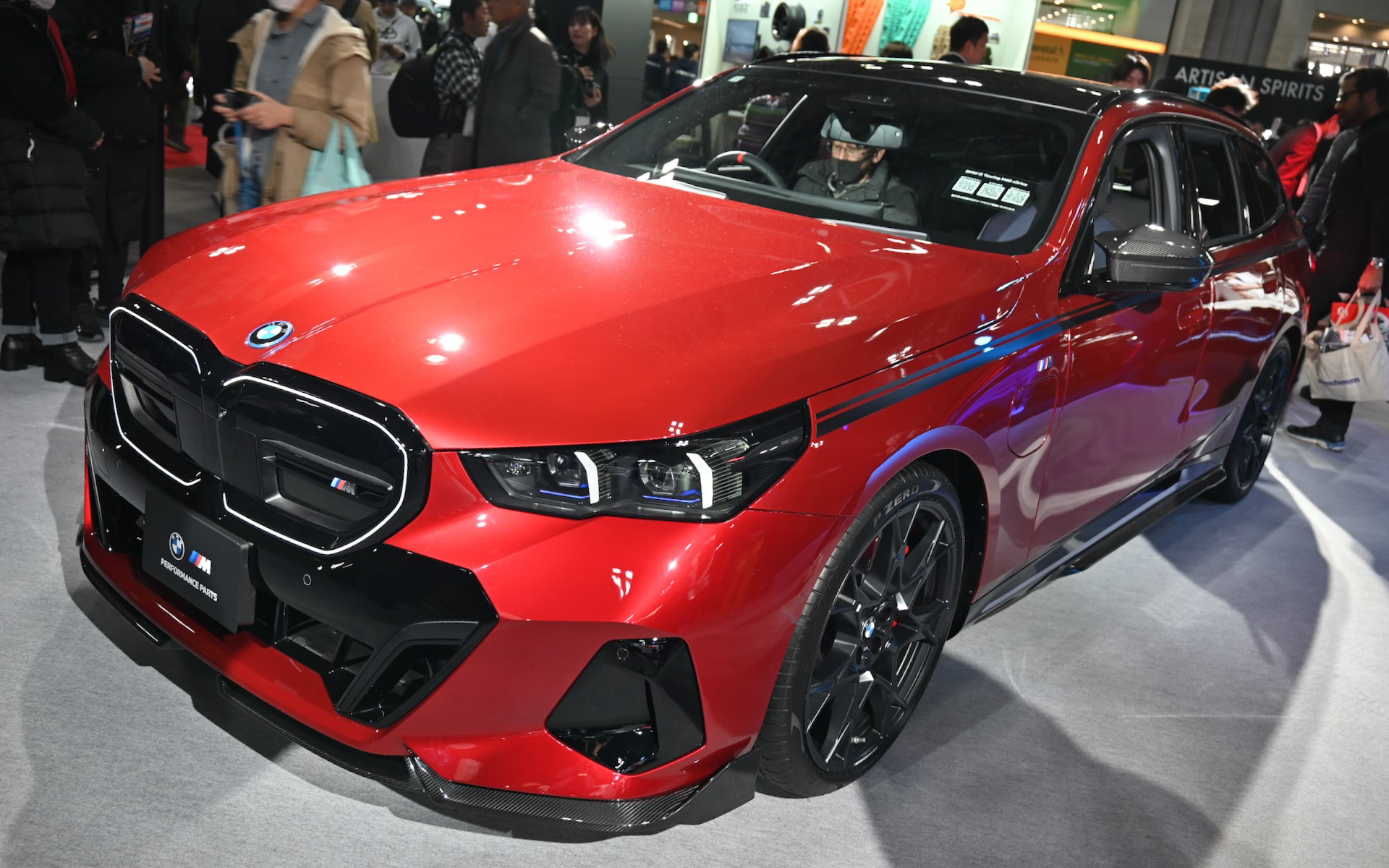 Mパフォーマンスパーツを装着したi5 ツーリングM60 xDrive