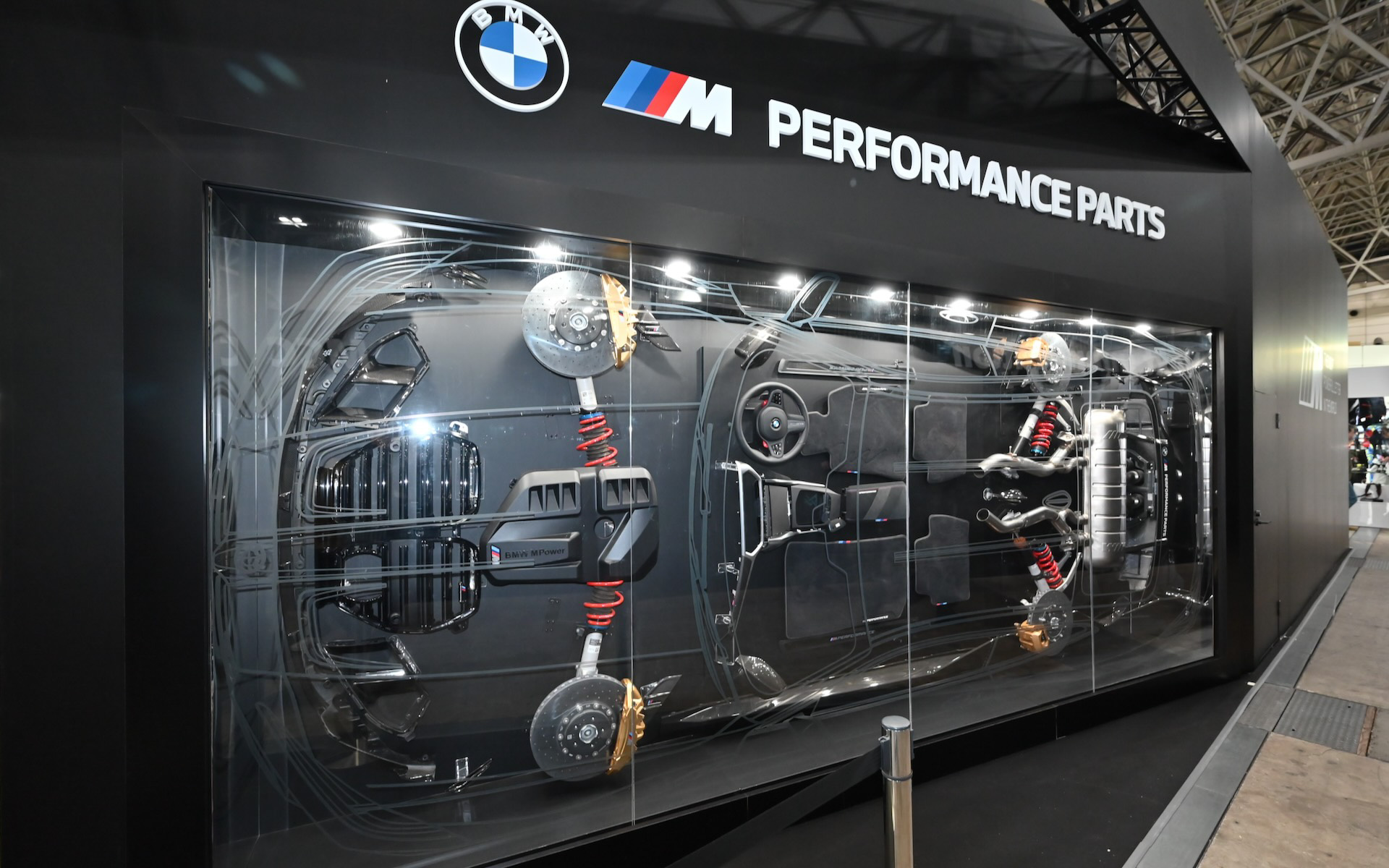 Mパフォーマンスパーツの装着イメージをパネル化した展示