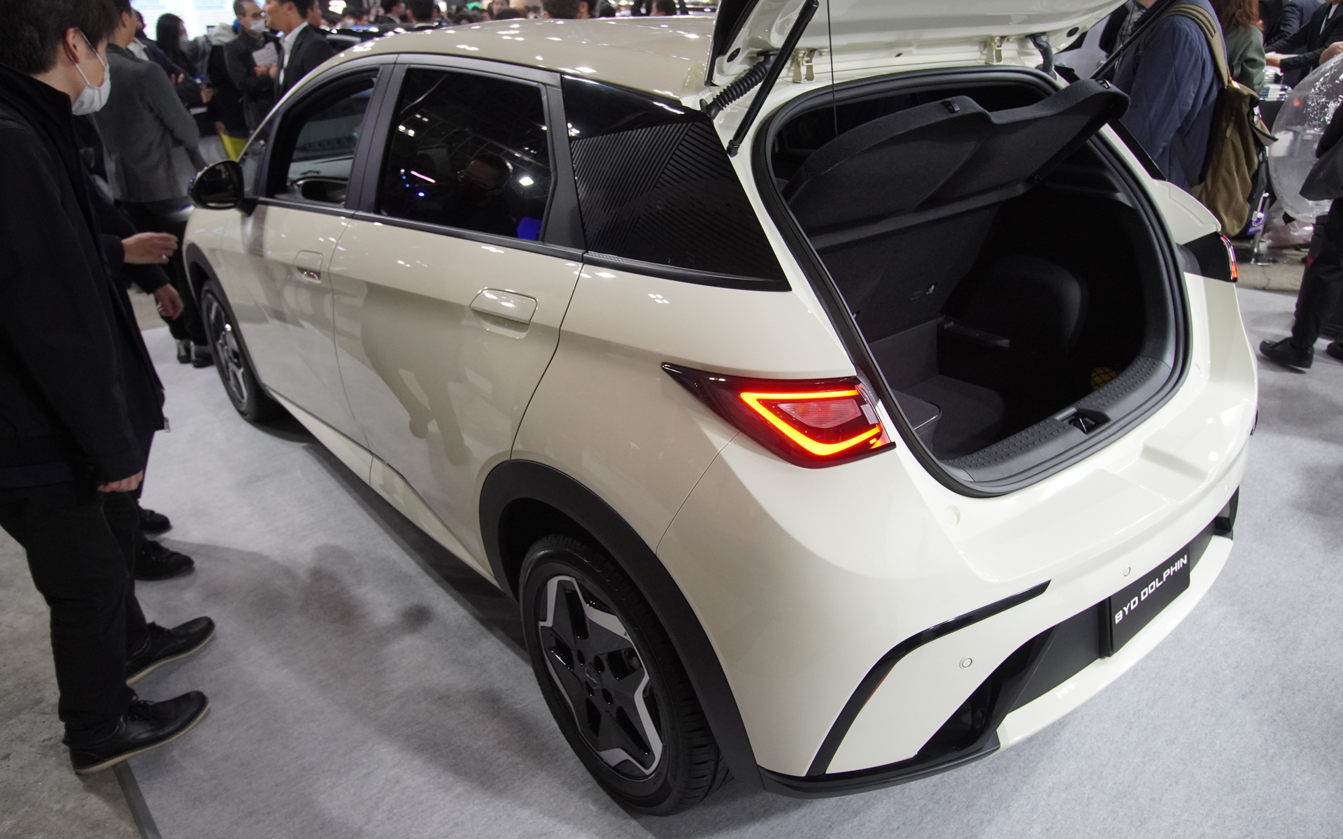 乗り込んで中のスペースなどを確認することも可能だ