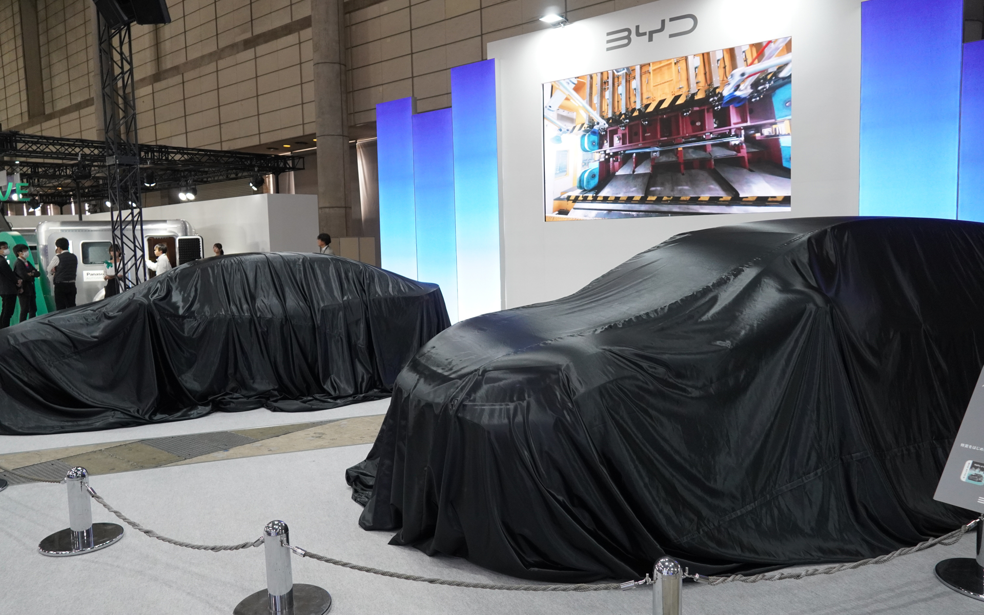 ブースのデザインは各所に青いブレード状のパネルを使い、ブース全体でBYDのブレードバッテリをアピール