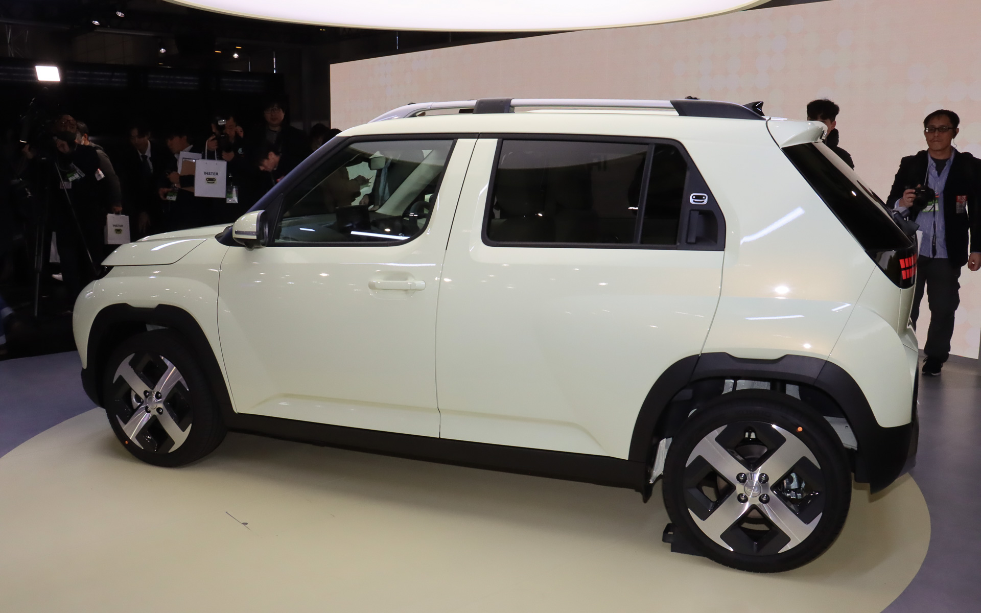 ボディサイズは3830×1610×1615mm（全長×全幅×全高）、ホイールベースは2580mm。乗車定員は4人