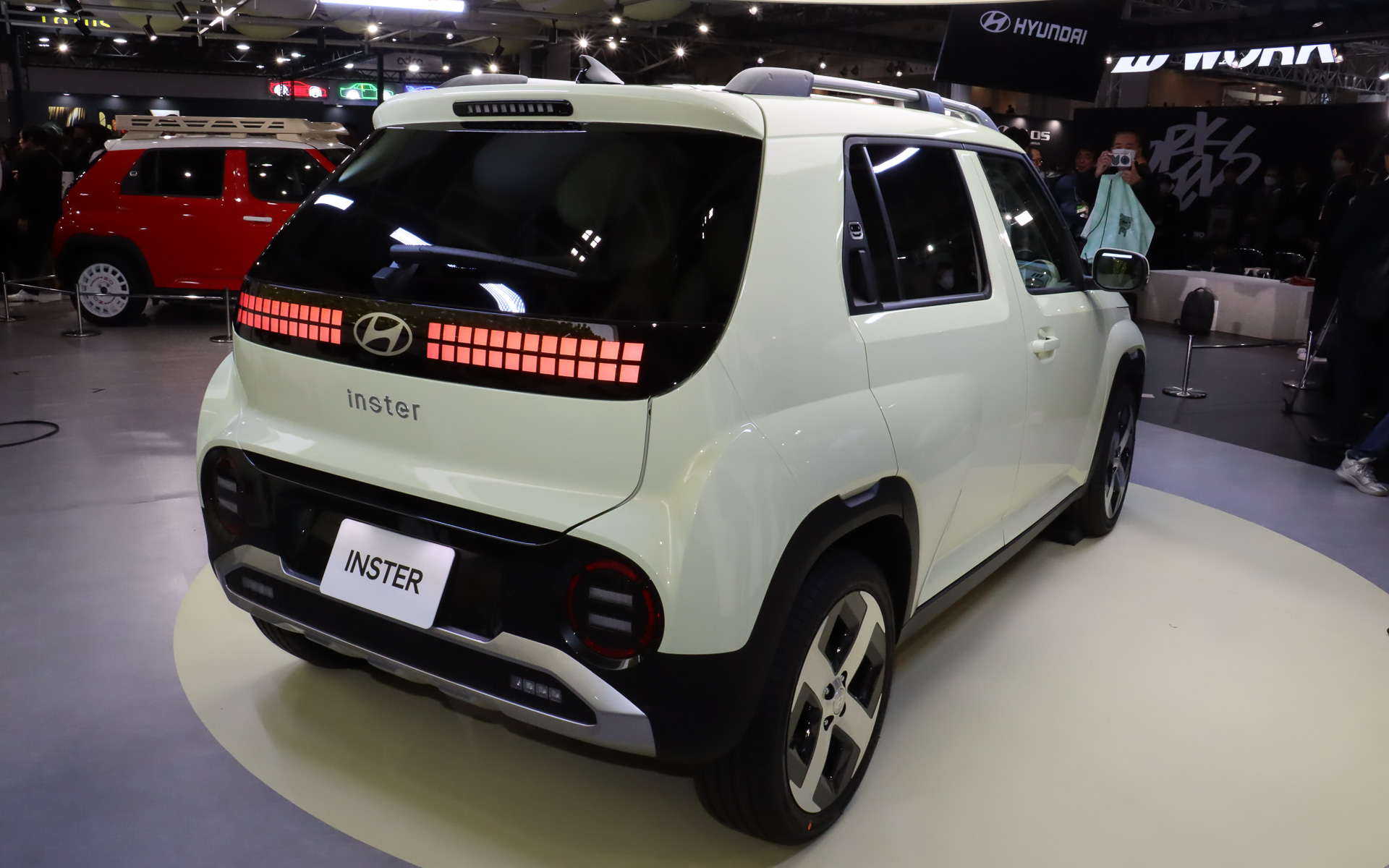 ボディサイズは3830×1610×1615mm（全長×全幅×全高）、ホイールベースは2580mm。乗車定員は4人