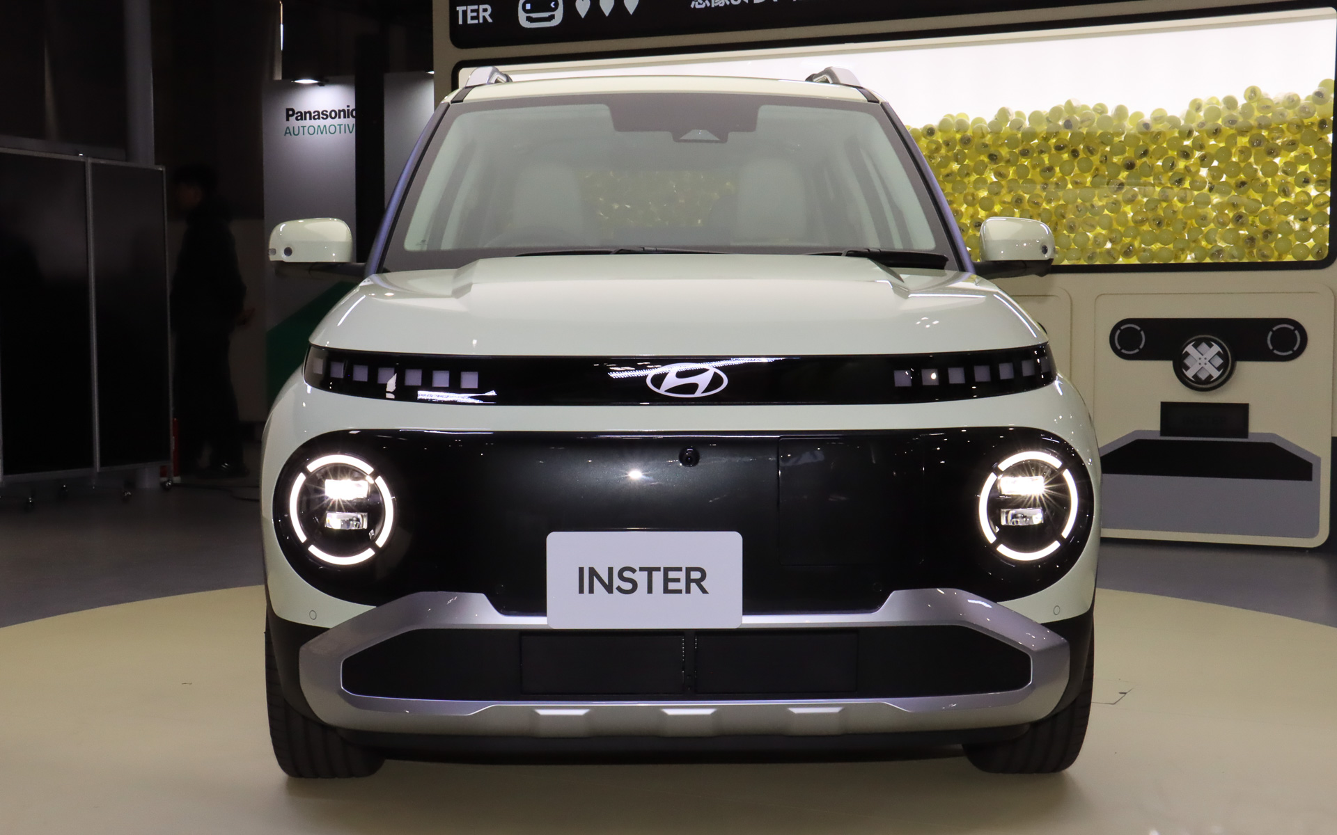 ボディサイズは3830×1610×1615mm（全長×全幅×全高）、ホイールベースは2580mm。乗車定員は4人