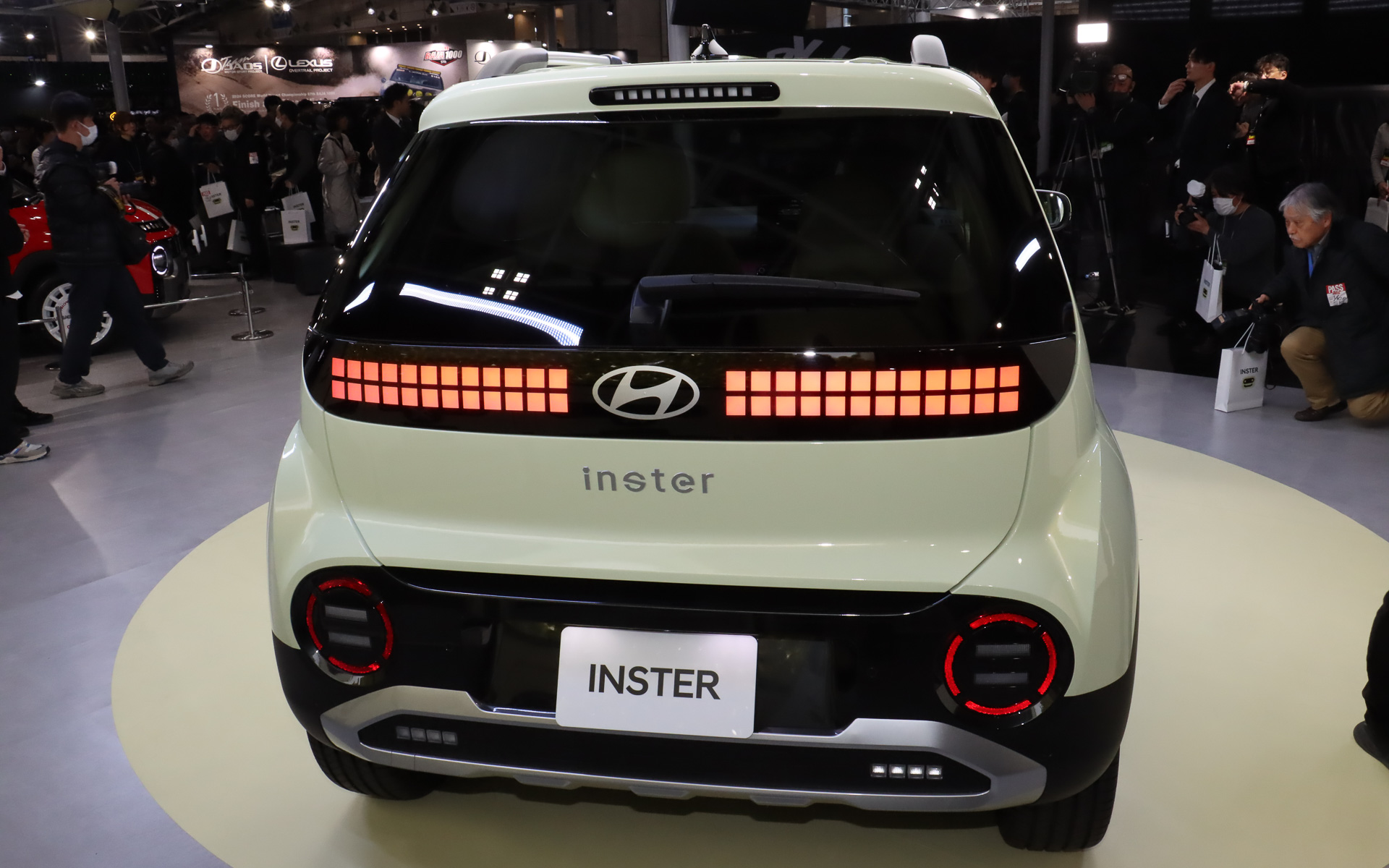 ボディサイズは3830×1610×1615mm（全長×全幅×全高）、ホイールベースは2580mm。乗車定員は4人