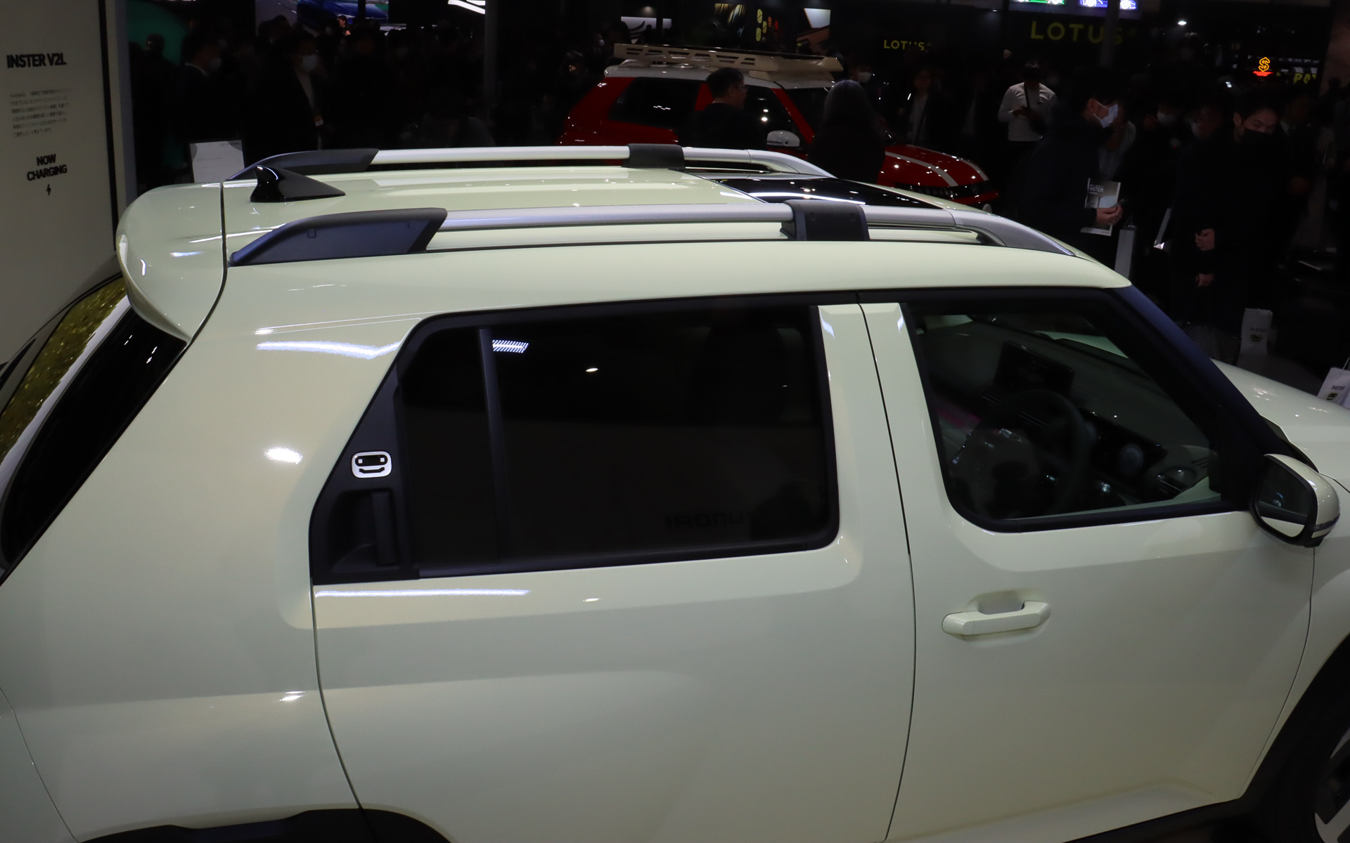 ルーフレールはVoyageとLoungeに標準装備。電動スライド式サンルーフはLounge専用装