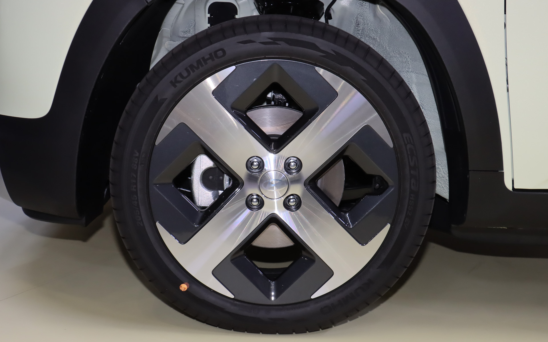 タイヤサイズは前後205/45R17 88V