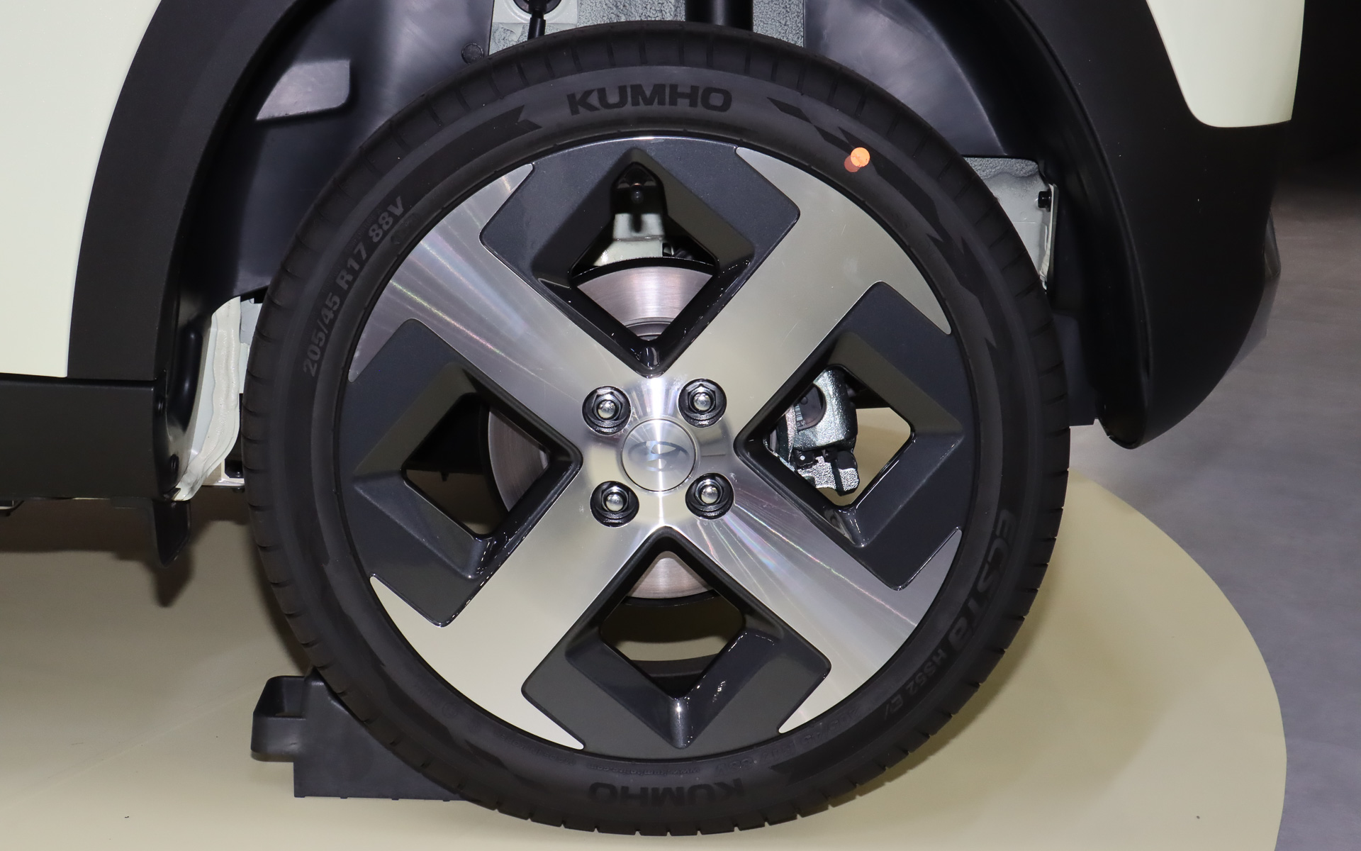 タイヤサイズは前後205/45R17 88V