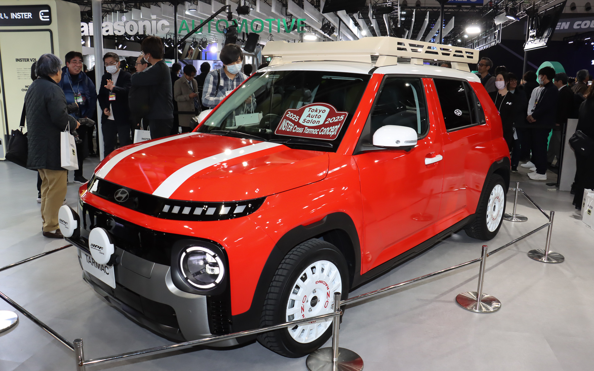 ボディカラーは「ホットロッドレッド＆ホワイト 2トーン」。ボンネットにもホワイトラインを設定している