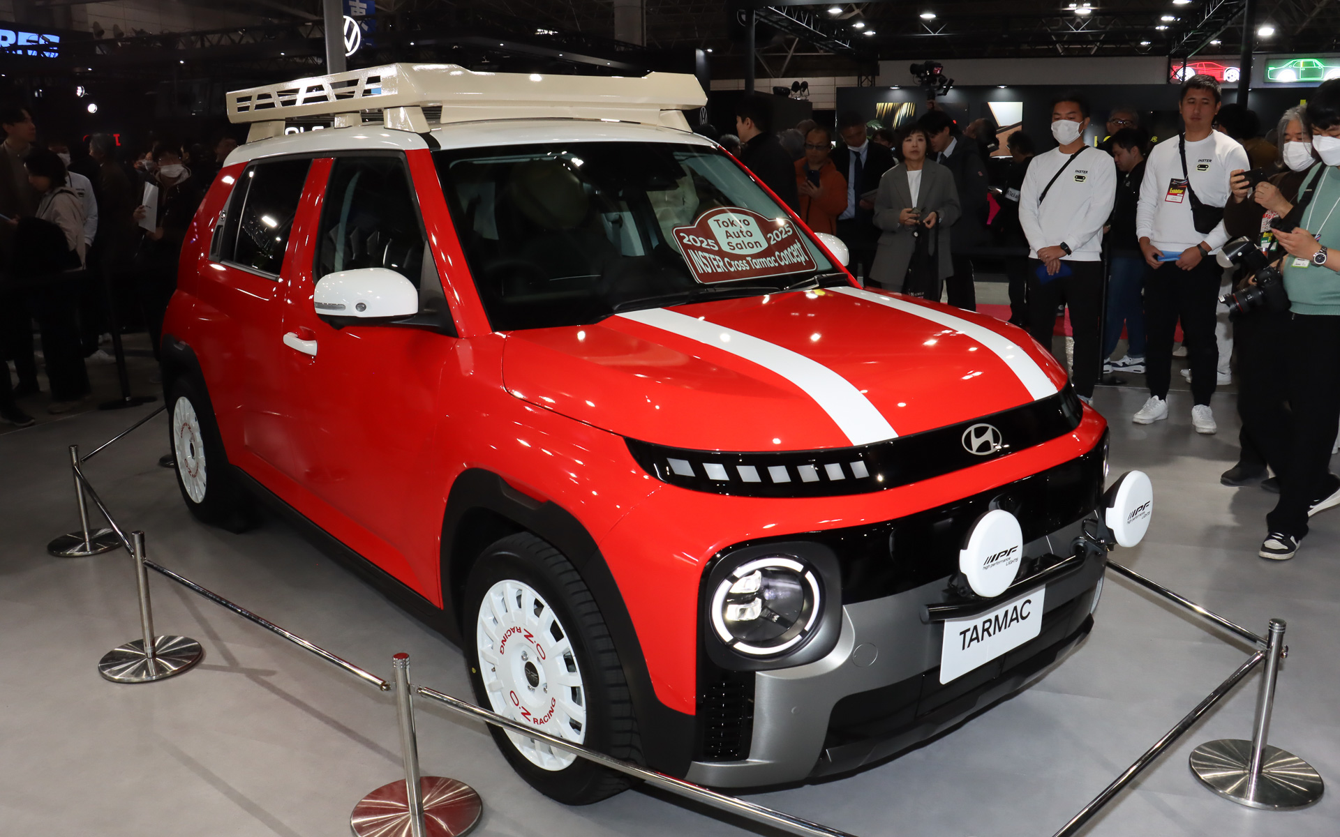 ボディカラーは「ホットロッドレッド＆ホワイト 2トーン」。ボンネットにもホワイトラインを設定している