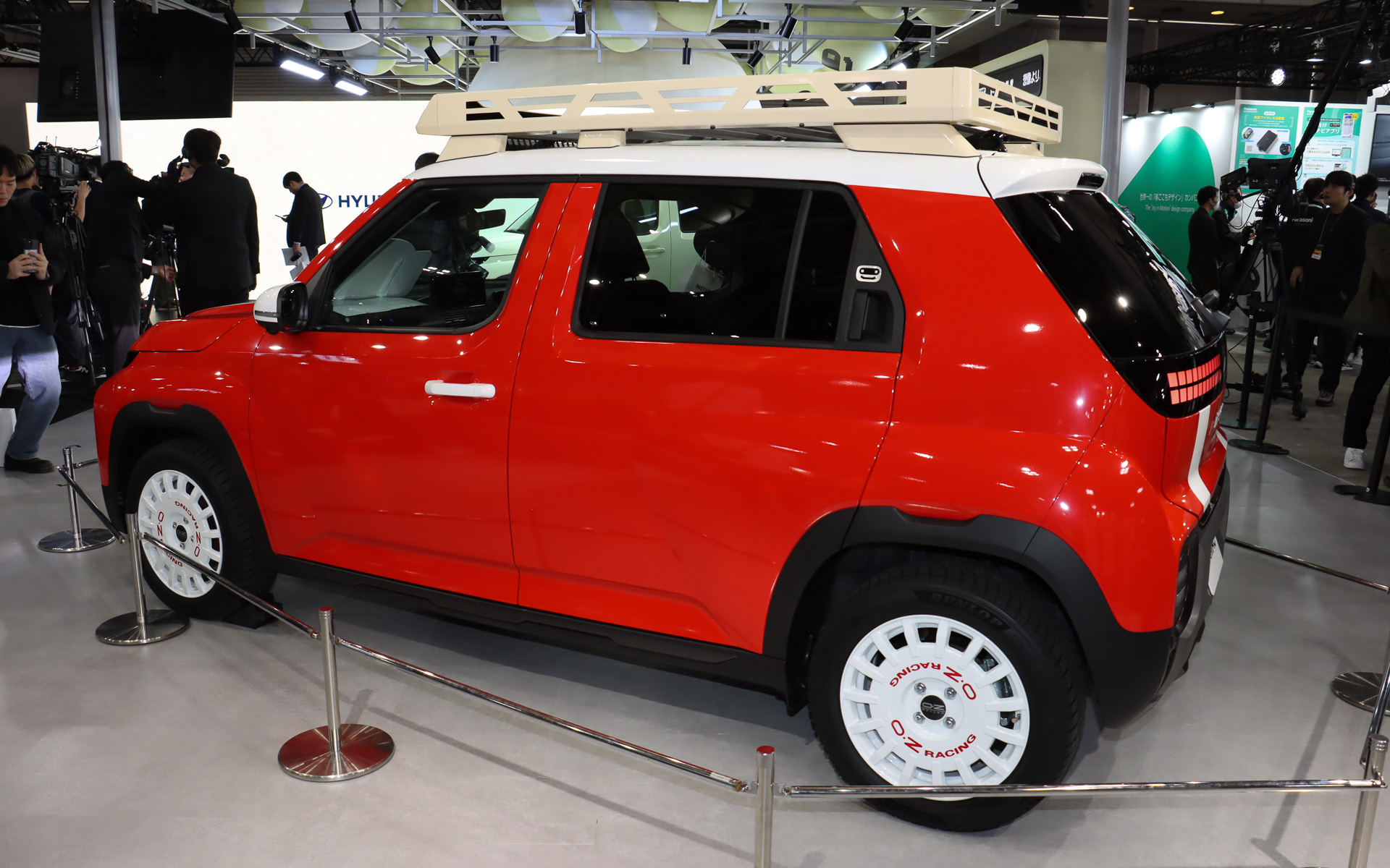 ボディカラーは「ホットロッドレッド＆ホワイト 2トーン」。ボンネットにもホワイトラインを設定している