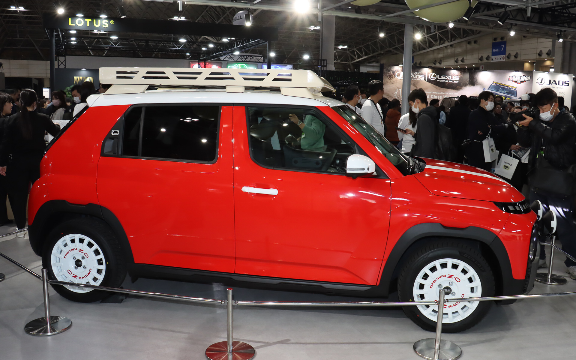 ボディカラーは「ホットロッドレッド＆ホワイト 2トーン」。ボンネットにもホワイトラインを設定している