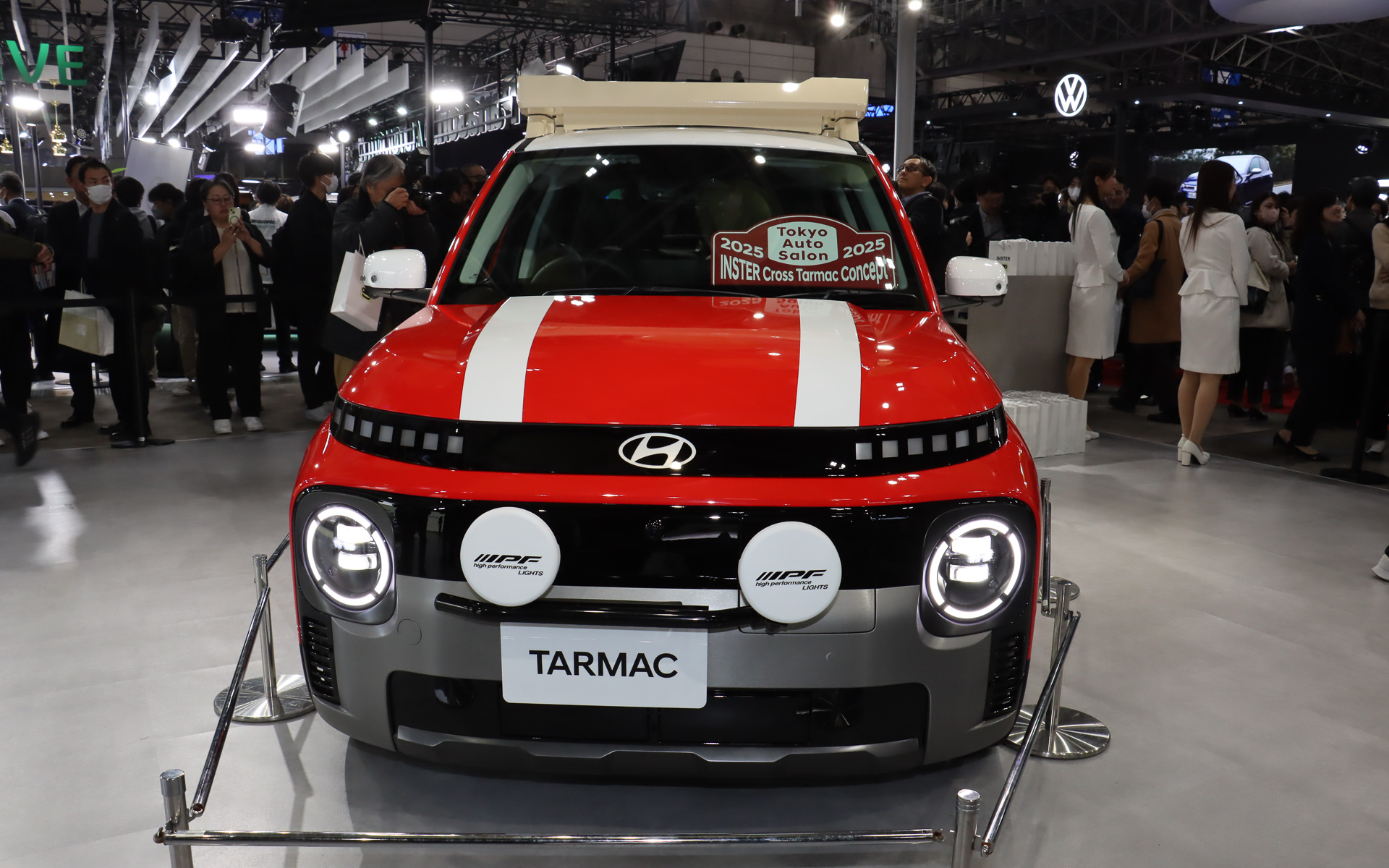 ボディカラーは「ホットロッドレッド＆ホワイト 2トーン」。ボンネットにもホワイトラインを設定している