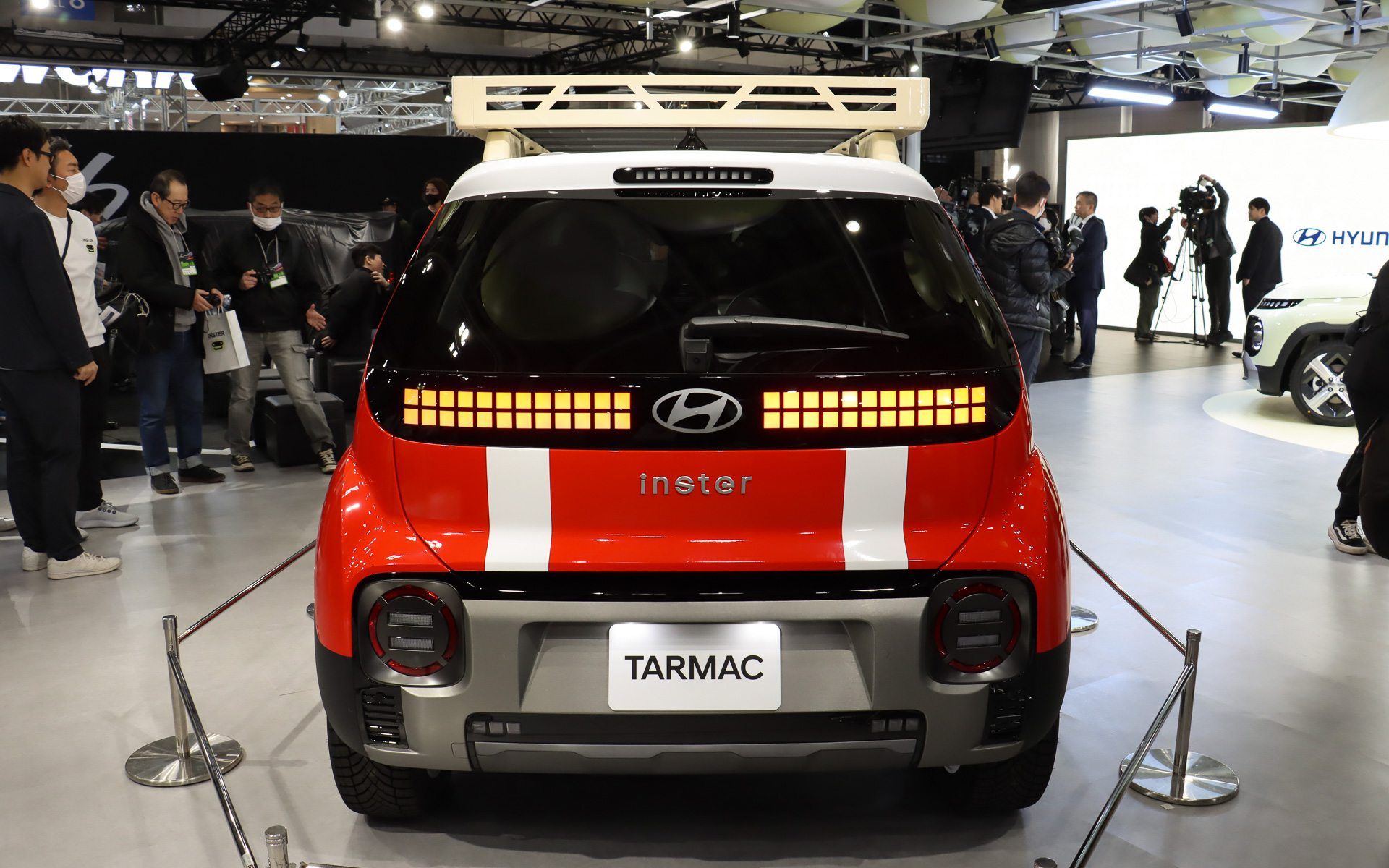 ボディカラーは「ホットロッドレッド＆ホワイト 2トーン」。ボンネットにもホワイトラインを設定している