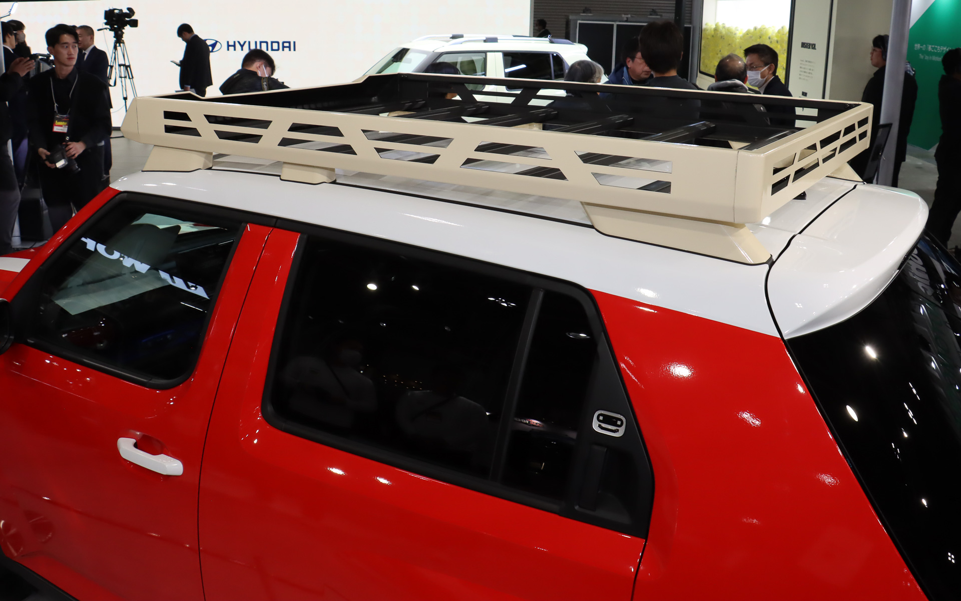 ルーフキャリアはベース車のインスター クロスでも装備しているものだが、クリーム色のカッティングシートを使って外観イメージとコーディネート