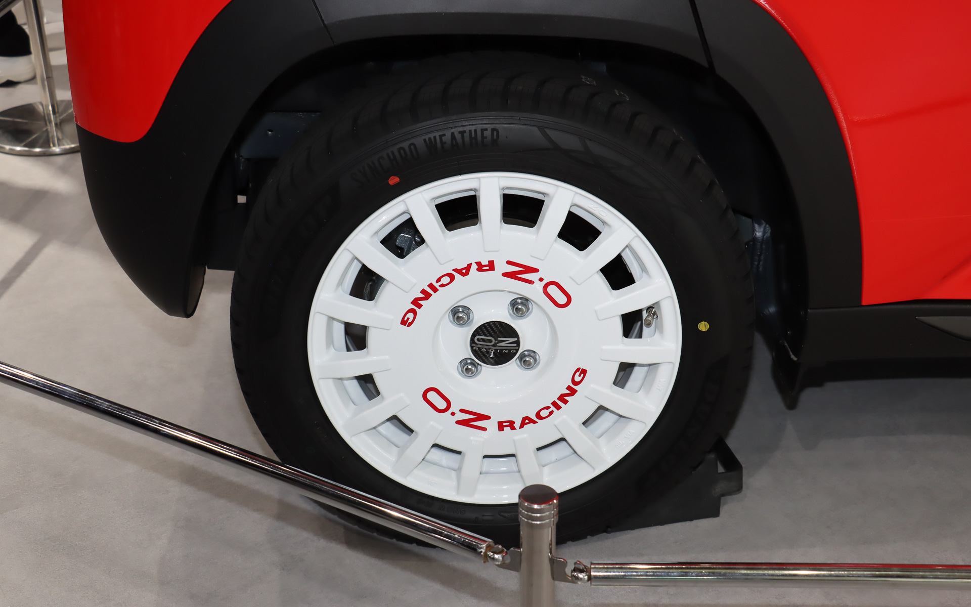 OZレーシングの白いアルミホイールに、ダンロップのオールシーズンタイヤ「シンクロウェザー」を組み合わせる