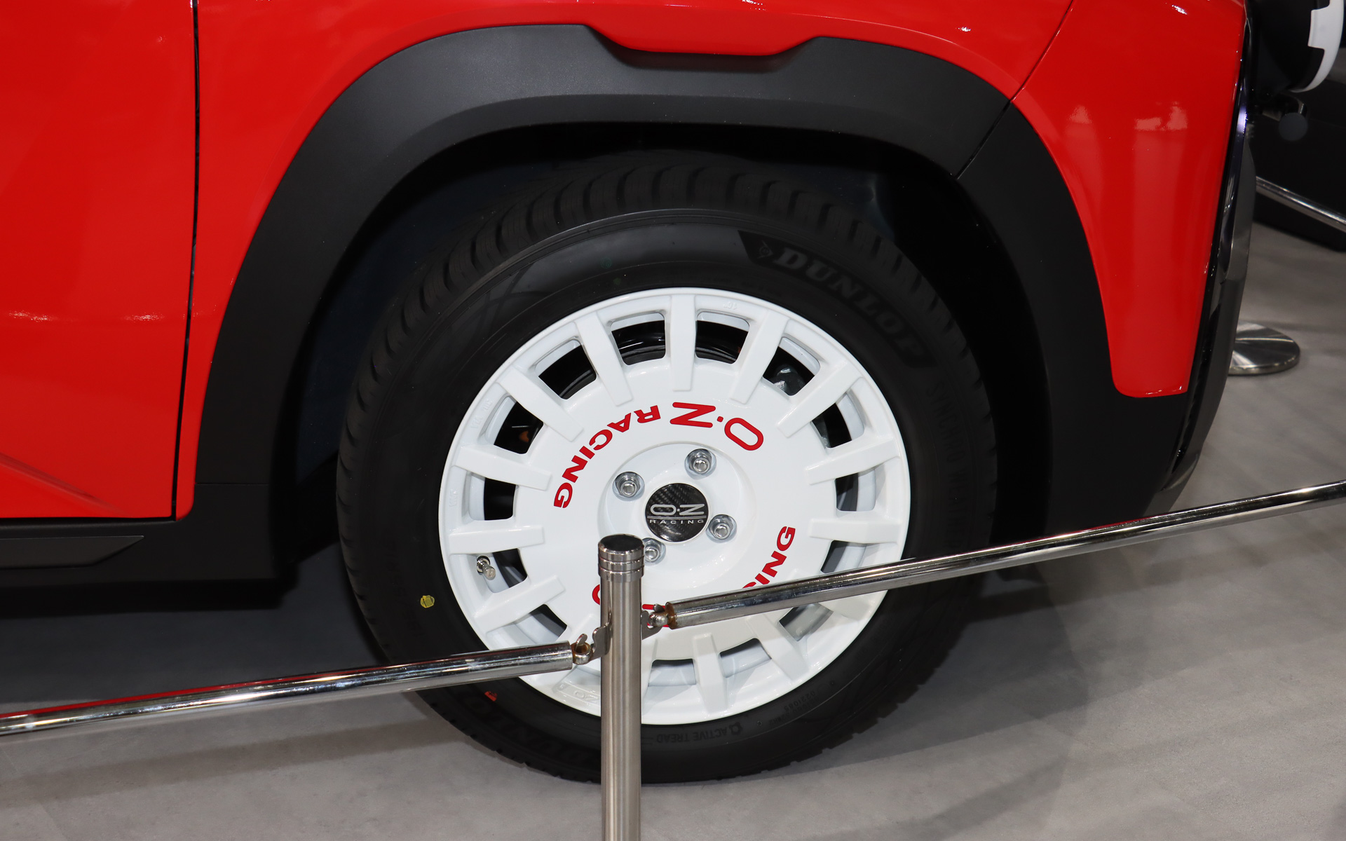 OZレーシングの白いアルミホイールに、ダンロップのオールシーズンタイヤ「シンクロウェザー」を組み合わせる