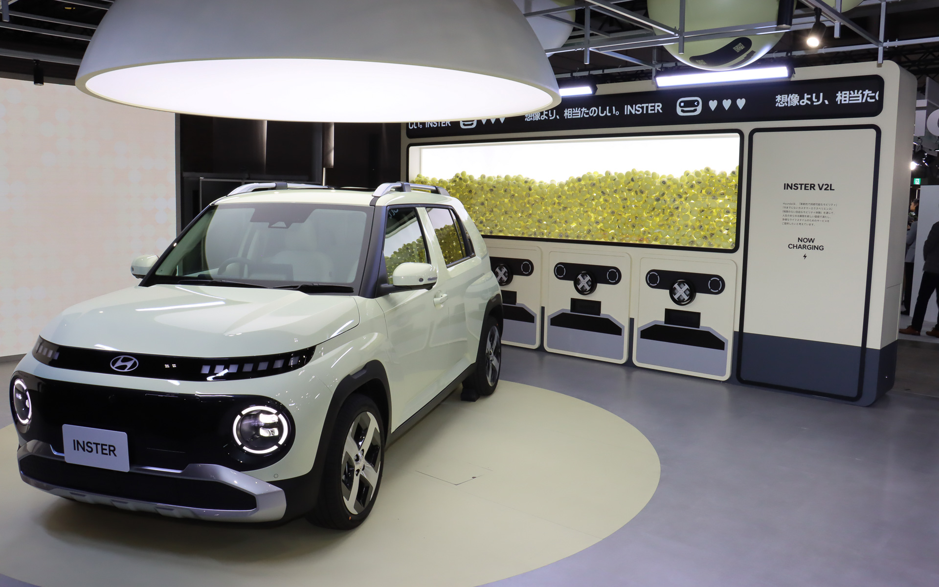 ヒョンデブースでは車両展示に加え、インスターの「想像より、相当たのしい」というキャッチフレーズを来場者に楽しく体感してもらうため、オリジナルのアクリルキーホルダーが入った大型カプセルトイマシンを用意している