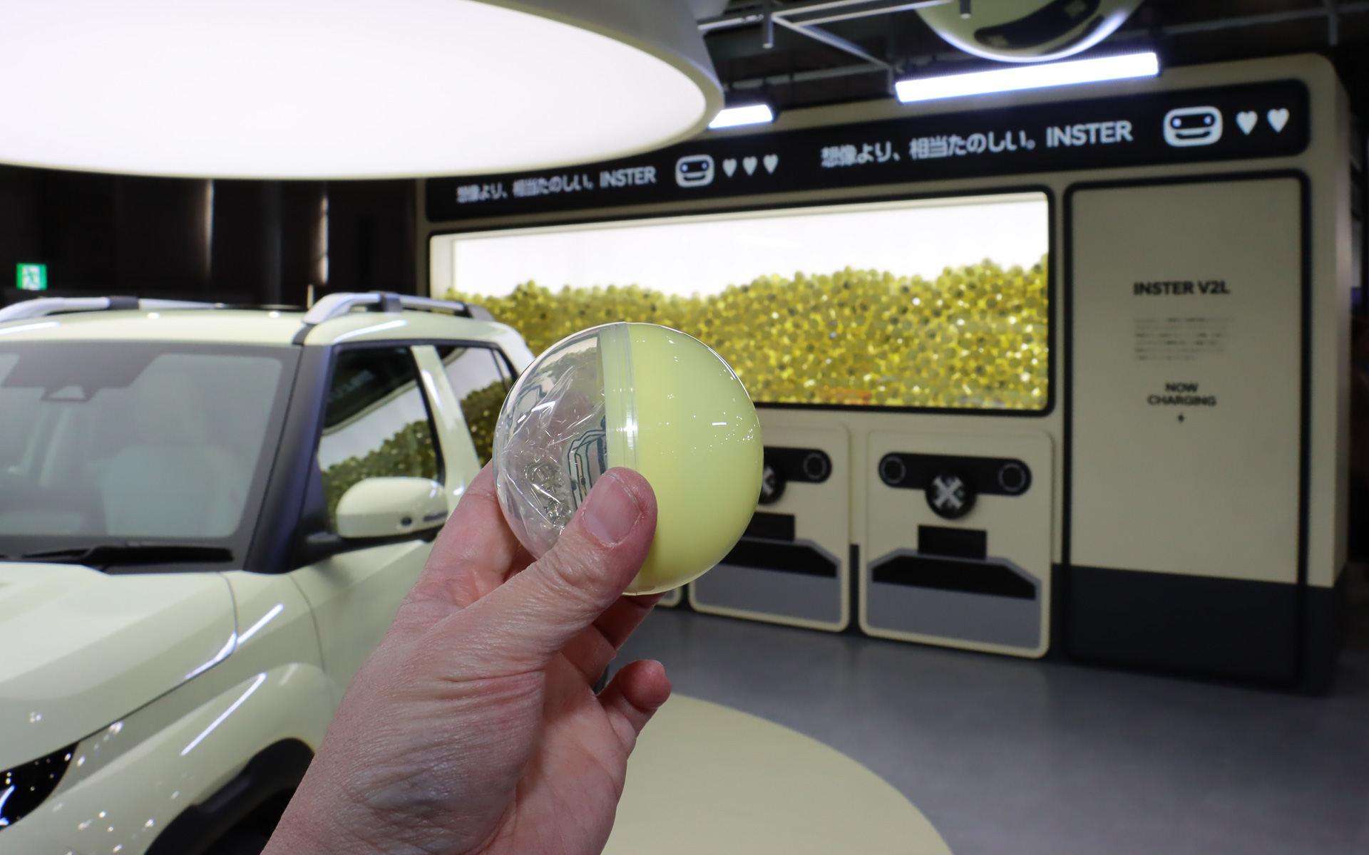 ヒョンデブースでは車両展示に加え、インスターの「想像より、相当たのしい」というキャッチフレーズを来場者に楽しく体感してもらうため、オリジナルのアクリルキーホルダーが入った大型カプセルトイマシンを用意している