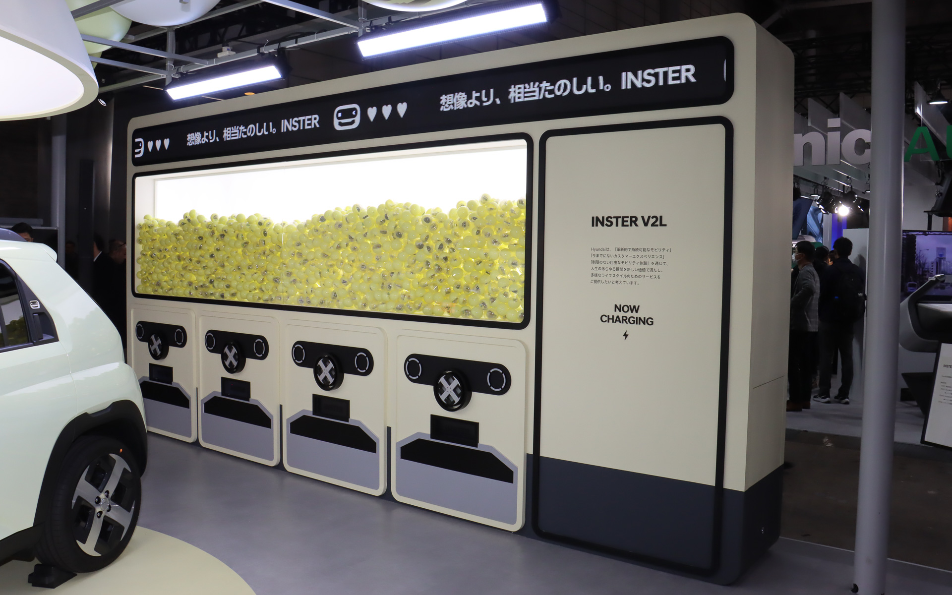 ヒョンデブースでは車両展示に加え、インスターの「想像より、相当たのしい」というキャッチフレーズを来場者に楽しく体感してもらうため、オリジナルのアクリルキーホルダーが入った大型カプセルトイマシンを用意している
