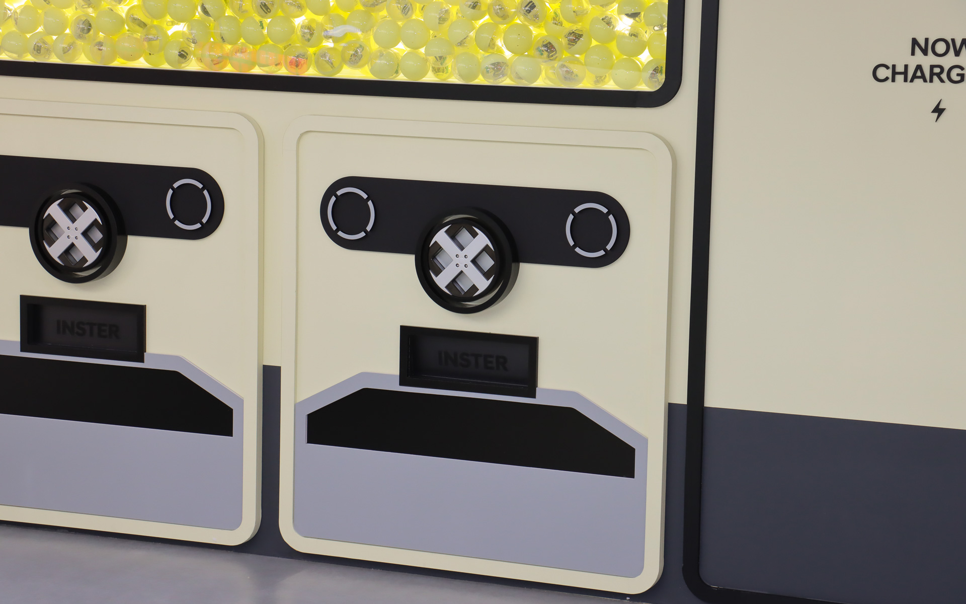 ヒョンデブースでは車両展示に加え、インスターの「想像より、相当たのしい」というキャッチフレーズを来場者に楽しく体感してもらうため、オリジナルのアクリルキーホルダーが入った大型カプセルトイマシンを用意している