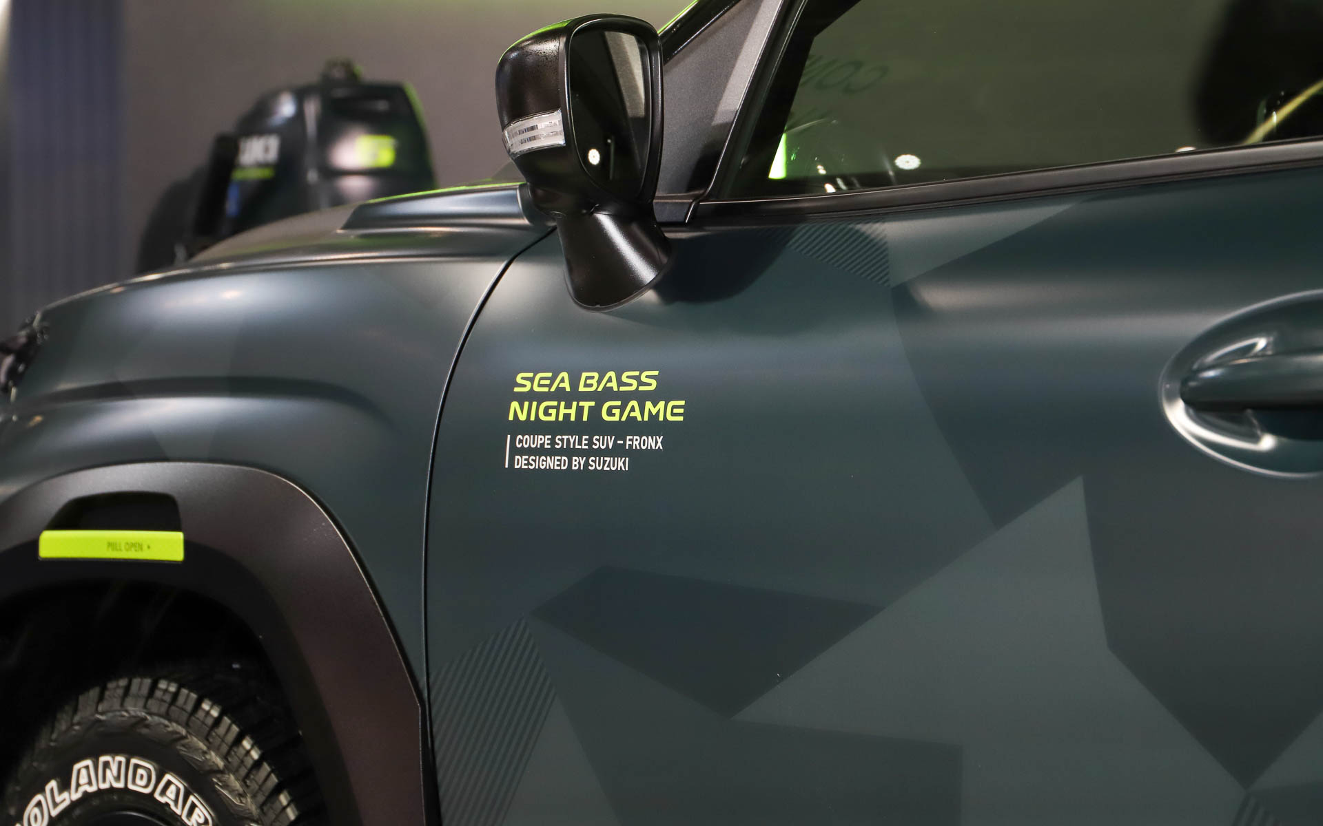 グレー×ライムグリーンのマット塗装でアーバンな印象。とても目を引くカッコイイカスタマイズモデルとなっている