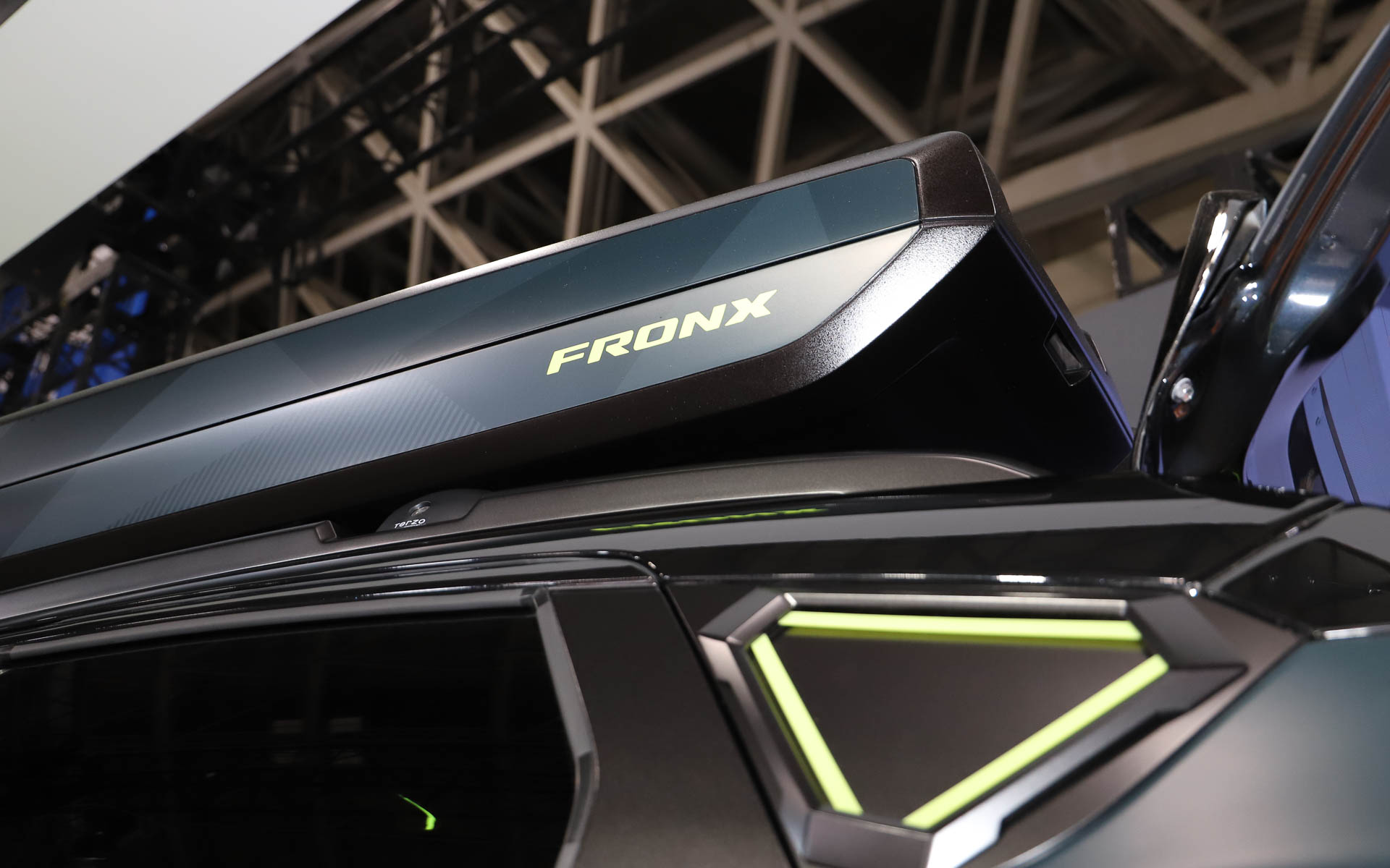 グレー×ライムグリーンのマット塗装でアーバンな印象。とても目を引くカッコイイカスタマイズモデルとなっている