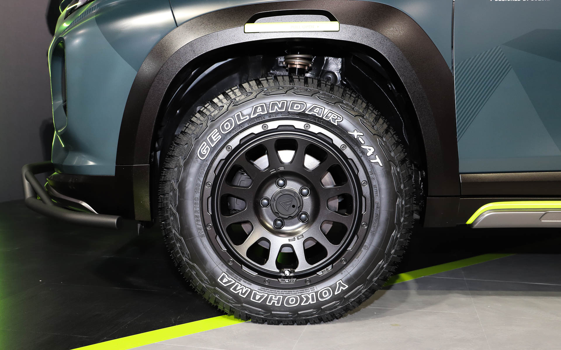 ボディカラーに合わせてホイールも前後で色が異なる