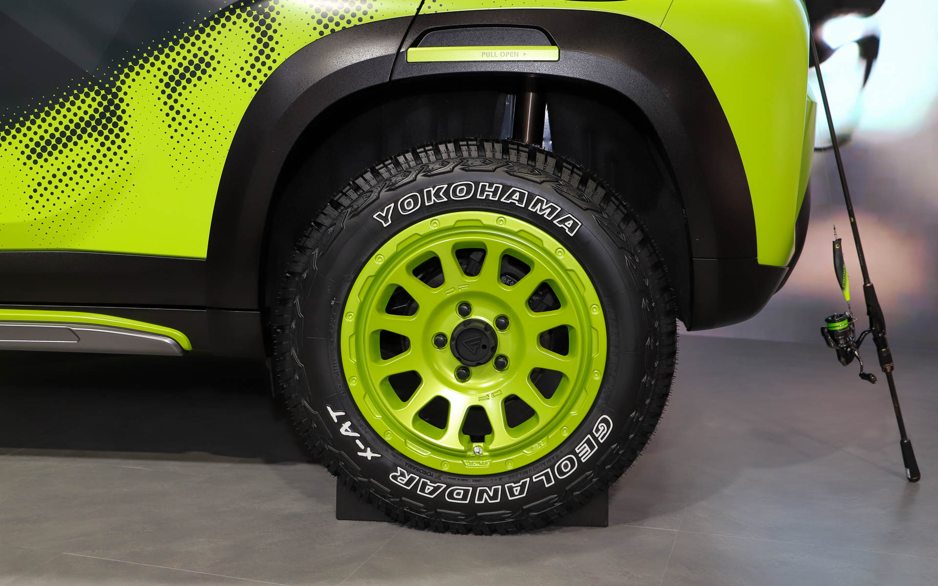 ボディカラーに合わせてホイールも前後で色が異なる