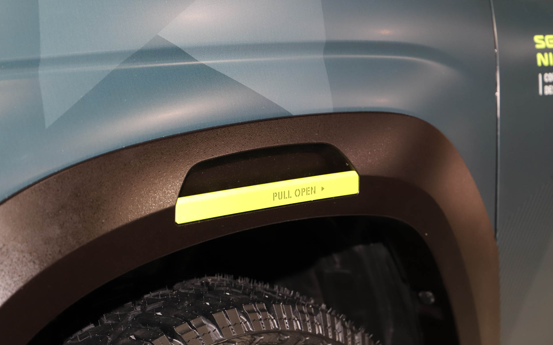 フェンダーモール部分にはロッドホルダーになるギミックが仕掛けられている