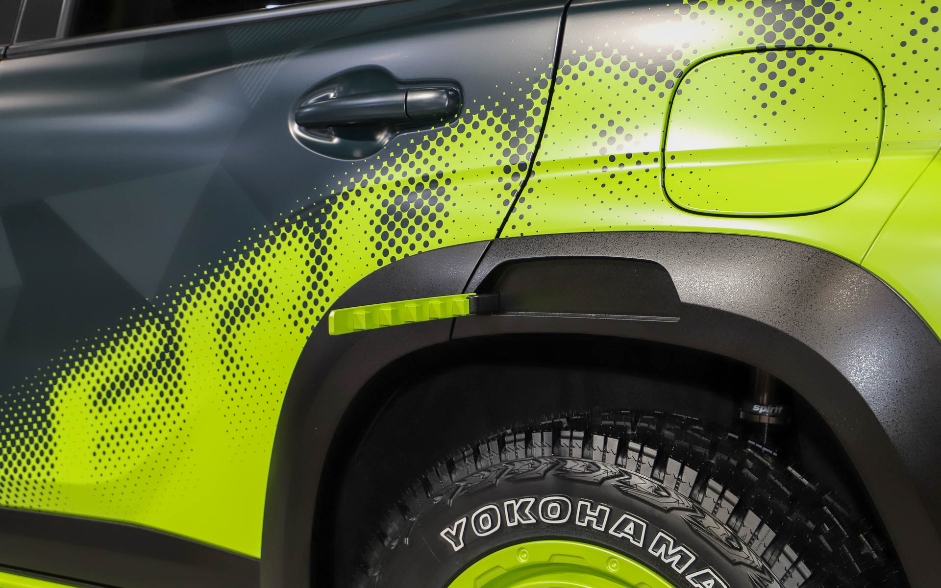 フェンダーモール部分にはロッドホルダーになるギミックが仕掛けられている