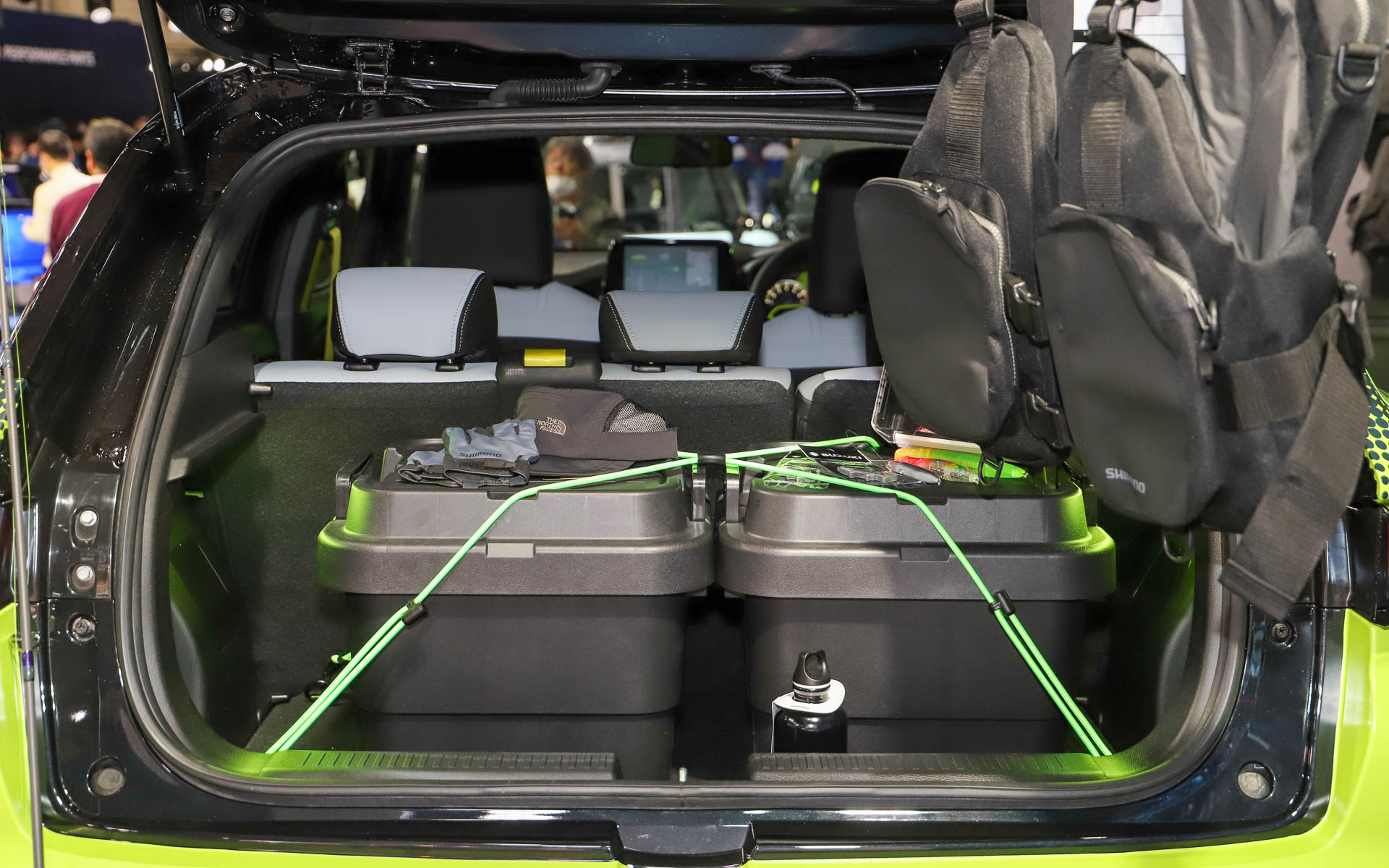 ラゲッジには釣り道具を搭載