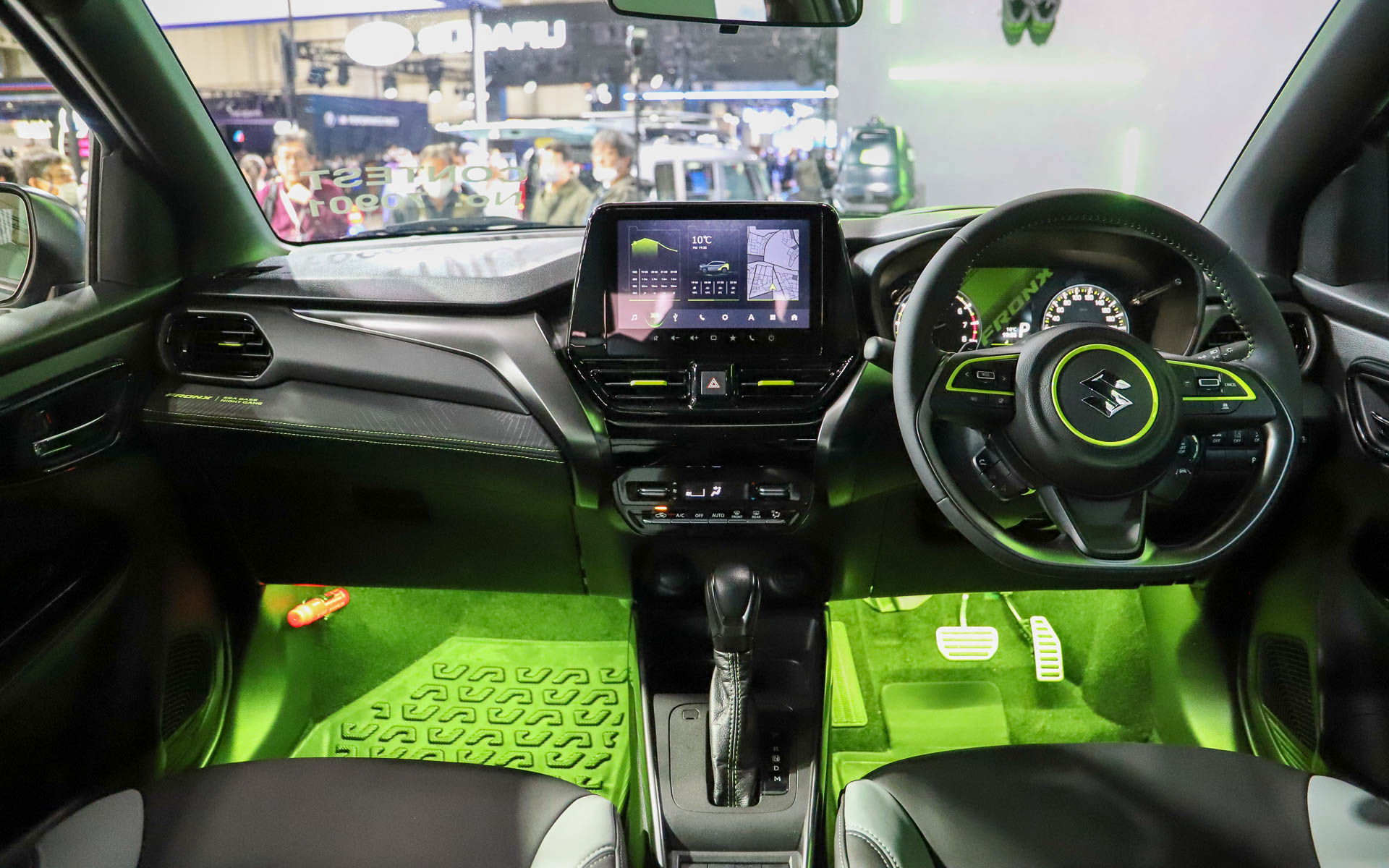 インパネ。足下がライムグリーンに見えるのはフットランプの明かり