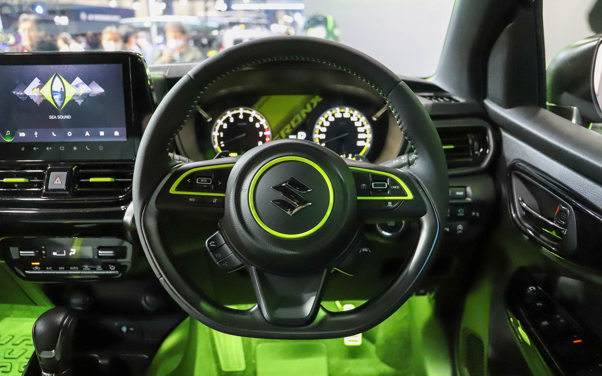 ステアリングにもライムグリーンのアクセントカラーを採用