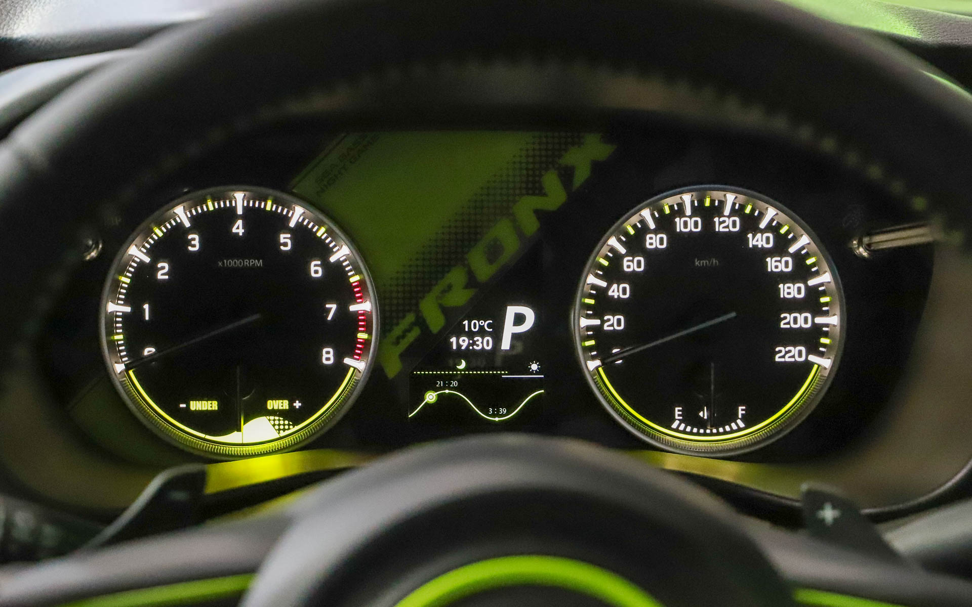 メーターも専用デザイン